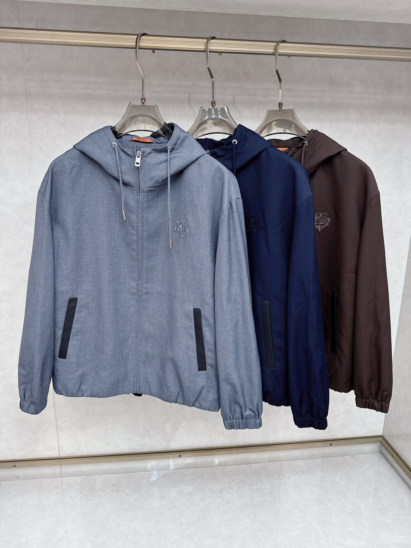 NO:524847,LP autumn and winter new jacket The iconic LP jacket is made of microfiber, the fabric is waterproof and windproof by Storm System, and the texture is light and very versatile. It is suitable for casual and traveling. Fabric: polyester fiber, a must-have item for business and leisure!  Color: Royal Blue Gray Coffee Number M-3XL, loro piano, jackets & coats, jackets & coats, alexander wang19860909LP 秋冬新品夹克外套标志性的LP夹克外套采用微纤维,面料经Storm System 防水防风处 理,质地轻盈,非常百搭.适宜休闲和旅行时穿着. 面料:聚酯纤维,商务休闲必备单品！ 颜色:宝蓝色 灰色 咖啡色 码数M-3XL,,loro piana,jackets & coats,jackets & coats,alexander wang,Men's clothing