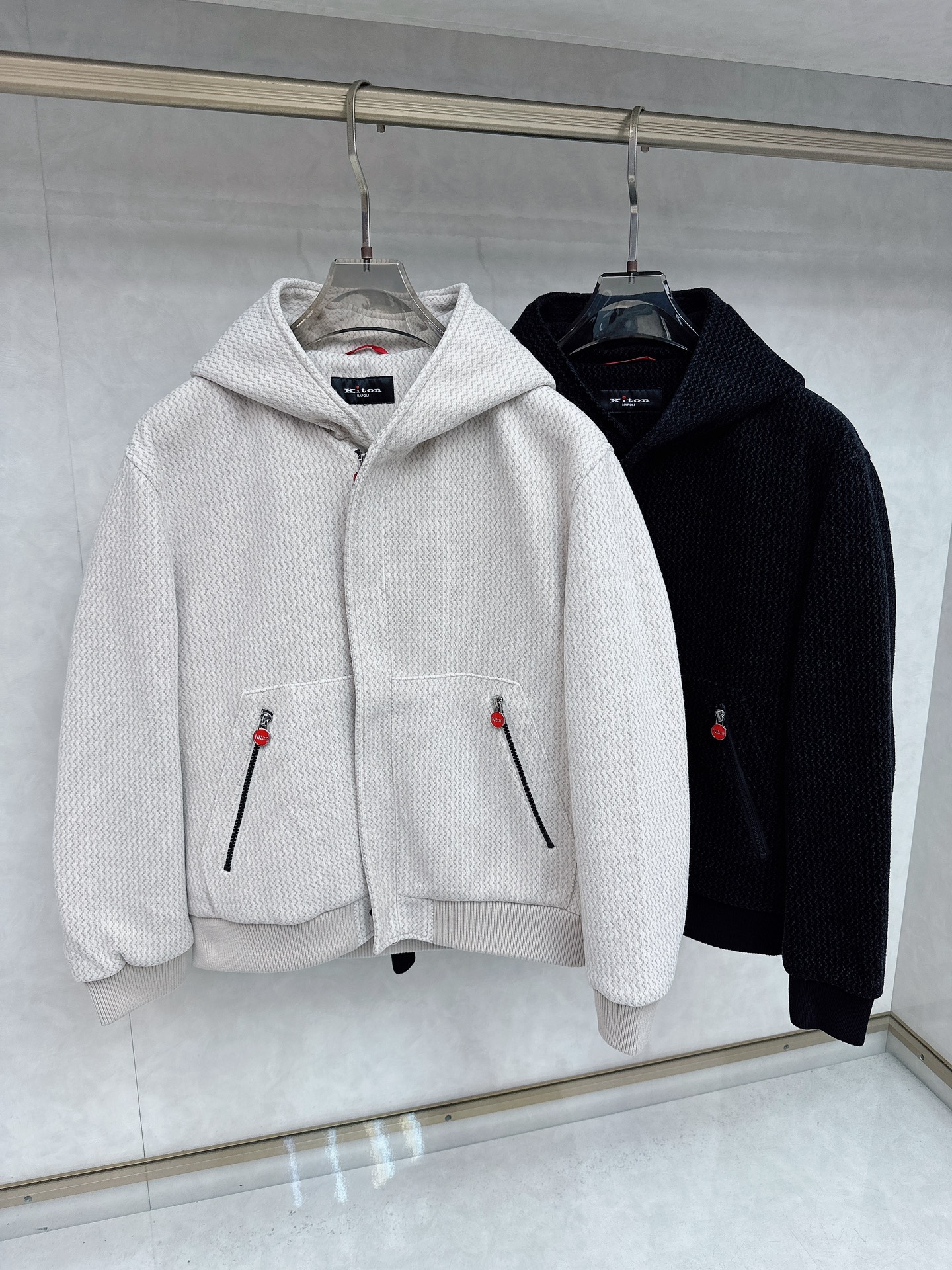 NO:524848,.KITON exclusively offers the latest and fashionable autumn and winter hooded jackets. A jacket with a classic design and appearance, and the quality is even more difficult to pick and control. You can buy it directly. You can’t miss it! Through the detailed pictures, you can feel its powerful aura, and the warm-concentration effect is significant, so you don’t have to worry about the chill at all! It is both fashionable and functional, and the whole style looks more luxurious and elegant! Size 48-56, Jackets & coats,hats,alexander wang19860909.KITON独家专供最新时尚秋冬连帽外套.经典设计感与颜值爆棚的外套,品质更是无法挑剔品控可以直接入手,不容过错的高端臻品！通过细节图片便可感受到它强悍的气场,聚温保暖效果显著,完全不用担心会有一点寒意！时尚与功能性兼备,整款显得更加的奢华大气！ 尺码48-56,,jackets & coats,hats,alexander wang,Men's clothing