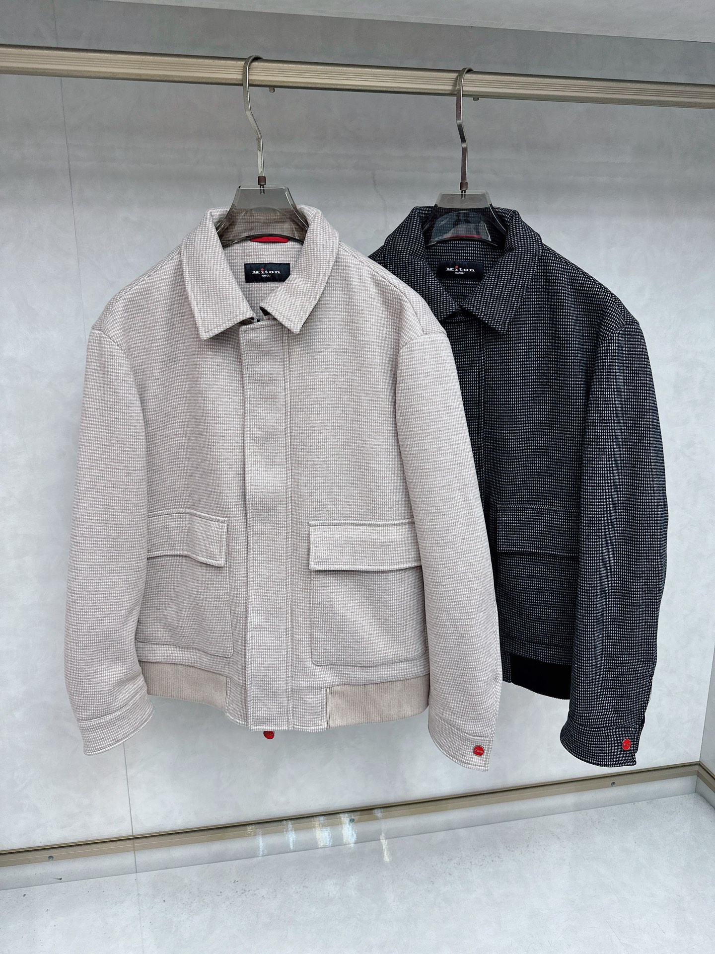 NO:524849,KITON exclusively offers the latest and fashionable autumn and winter lapel jackets. A jacket with a classic design and appearance, and the quality is even more difficult to pick and control. You can buy it directly. You can’t get it wrong! Through the detailed pictures, you can feel its powerful aura, and the warm-concentration effect is significant, so you don’t have to worry about the chill at all! It is both fashionable and functional, and the whole style looks more luxurious and elegant! Size 48-56, Jackets & coats,alexander wang19860909KITON独家专供最新时尚秋冬翻领外套.经典设计感与颜值爆棚的外套,品质更是无法挑剔品控可以直接入手,不容过错的高端臻品！通过细节图片便可感受到它强悍的气场,聚温保暖效果显著,完全不用担心会有一点寒意！时尚与功能性兼备,整款显得更加的奢华大气！ 尺码48-56,,jackets & coats,alexander wang,Men's clothing