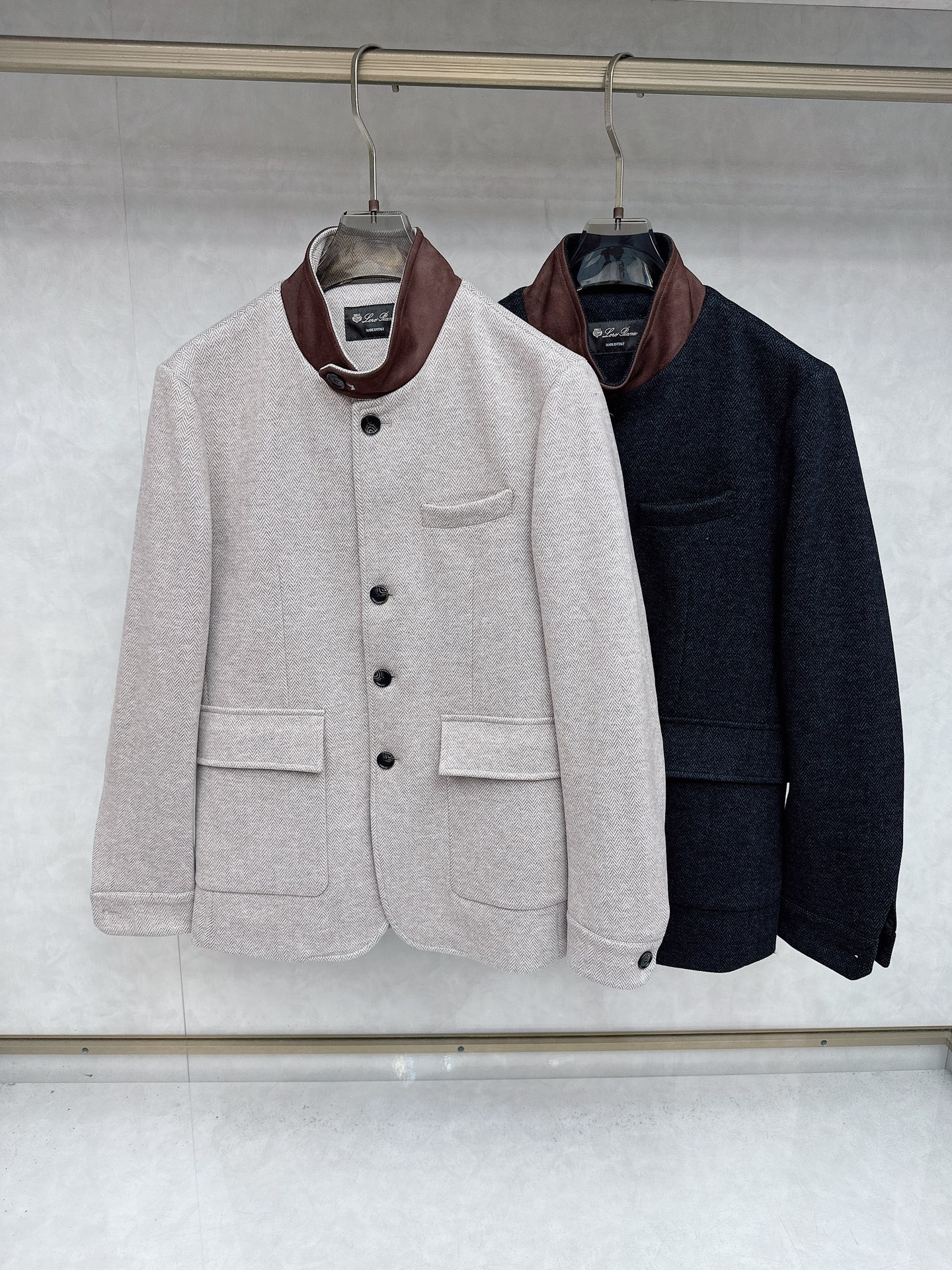 NO:524850,New jacket [Loro Piana Nouyou Pianya] 2025 new men's mid-length casual jacket, foreign trade company order!  Customer-supplied wool polyester fiber material, one of the classic proprietary fabrics!  The texture is light, soft and delicate, but the shape is straight and stylish!  It adopts a multi-layer structure and has strong satisfactory and warmth. The pockets are decorated with details and are extremely luxurious... Perfectly interpreting high-quality quality. Customized original hardware is available for customers!  Size 48-56, loro piana, jackets & coats, jackets & coats, alexander wang19860909新品外套【Loro Piana诺悠翩雅】 2025新品男士中长款休闲夹克外套,外贸公司订单！客供羊毛聚酯纤维材质,经典的专有织物之一！ 质地轻盈、触感又柔软细腻、但型态又笔挺有型！ 采用多层结构、具备饱暖性能强. 口袋饰有细节、奢华极致… 完美演绎高品质品相.客供定制原版五金！尺码48-56,,loro piana,jackets & coats,jackets & coats,alexander wang,Men's clothing