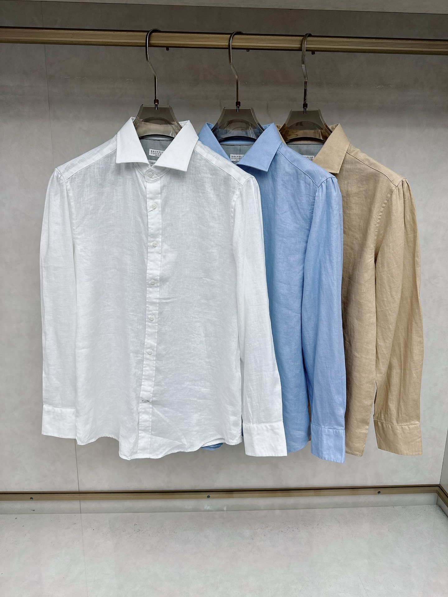 NO:524841,BC 2025's latest sesame long-sleeved shirt, with trading company channels, and it is the leading official website for sale!  Classic casual shirts are paired with unique French collar design, chest letter embroidery, simple, clean, classic and fashionable style design, which is a versatile style that can be switched at will. The fabric feels soft and delicate, and is extremely moisture-absorbing and breathable. It is comfortable to wear close to the body and skin-friendly. You can wear it alone or as a coat to wear it. Its versatile performance is beyond your imagination!  The top of the ready-to-wear is simple and fashionable without losing its elegance!  Highly recommended version!  S-3xL, jackets & coats,shirts,alexander wang19860909BC 2025最新款麻料长袖衬衣,贸易公司渠道稀出,领先官网发售！经典休闲衬衫搭配独特的法式领设计,胸口精字母刺绣,简洁干净、经典时髦的版型设计,属于可随意切换风格的百搭款式,面料手感软糯细腻,极具吸湿透气性,贴身着穿亲肤舒适,即可单穿内搭、也可用来作为外套着穿搭配,其百搭性能超乎你的想象！成衣上身简约时髦又不失优雅感！强烈推荐款！ 码数S-3xL,,jackets & coats,shirts,alexander wang,Men's clothing