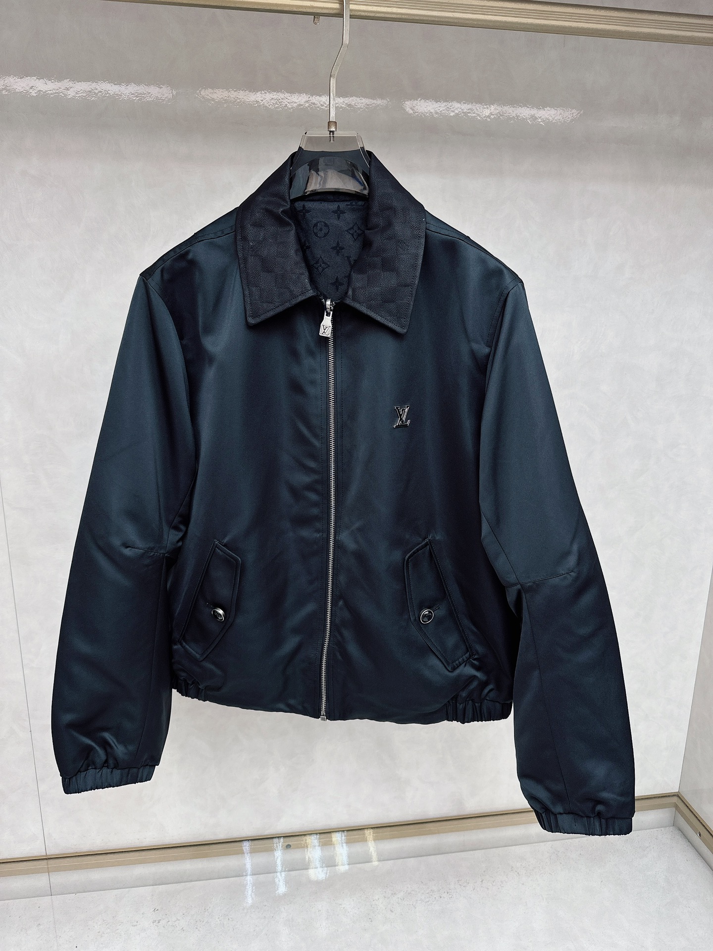 NO:530198,Louis Vuitton* Louis Vuitton 25ss autumn and winter new style original single men's casual autumn and winter jacket jacket. Double-sided design high-end customization high-end version fashionable and versatile imported fabrics with super soft and delicate touch, skin-friendly and comfortable wearing high-end boutique OEM factory fine-made top body very good Men's essential items, complete three standards, code M-3XL,,louis vuitton,louis vuitton,jackets & coats,jackets & coats,alexander wang19860909Louis Vuitton*路易威登 25ss秋冬新款原单男士休闲秋冬夹克外套.双面穿设计 高端定制 高版本 时尚百搭爆款进口面料 手感超柔软细腻 穿着亲肤舒适 高端精品 代工厂精细做上身非常赞 男士必备单品 三标齐全 码数M-3XL,,louis vuitton,louis vuitton,jackets & coats,jackets & coats,alexander wang,Men's clothing