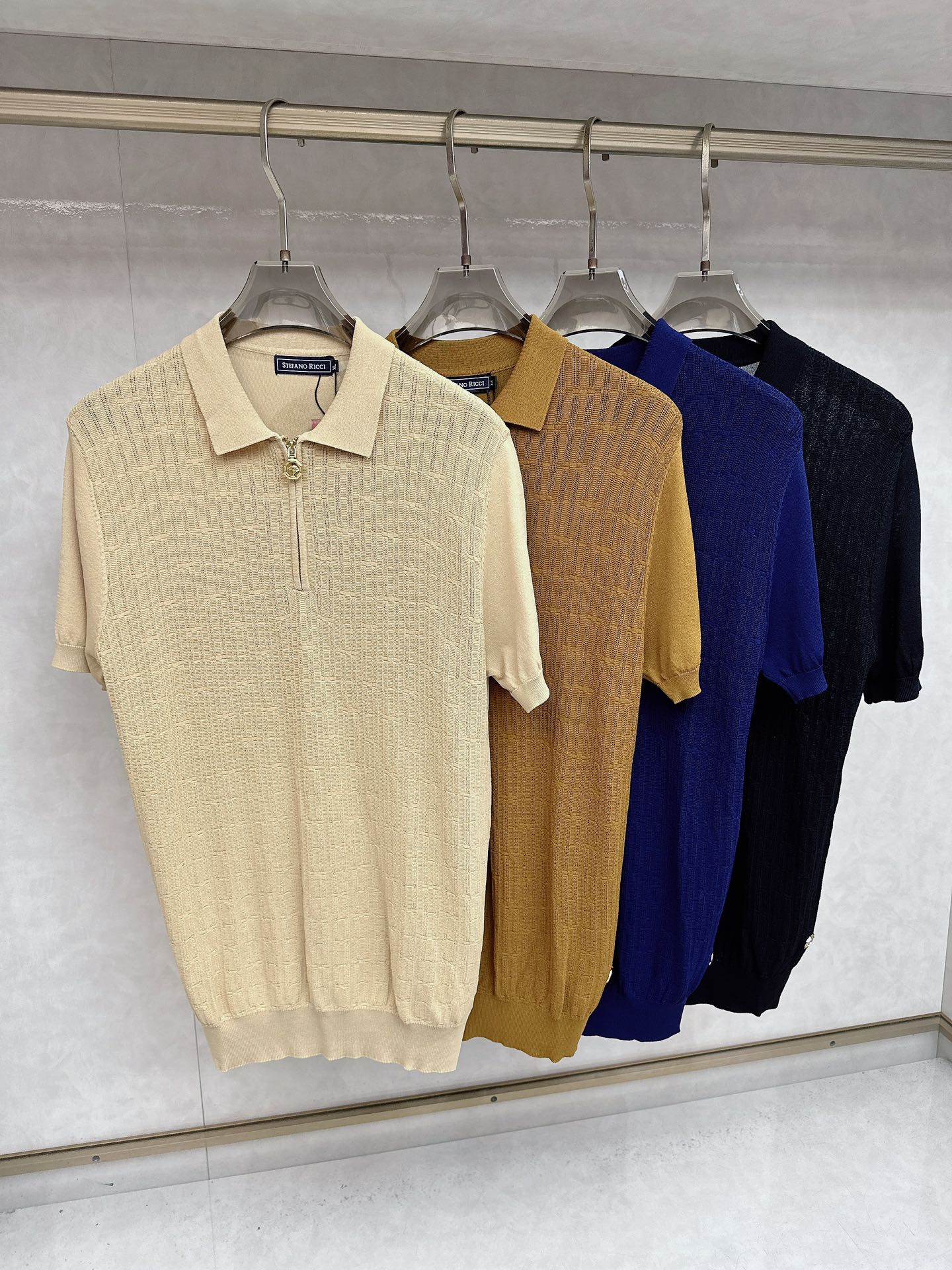 NO:495880,Stephen Time-consuming King' diamond jacquard design selects ultra-fine high-quality yarn lapel short-sleeved men's collection style 'Time-consuming King' round neck and elegant craftsmanship, which is high-end when touching the skin. Craftsmanship is ingenious and diamond hollow jacquard. The three-dimensional diamond jacquard that takes several months to carve, woven architectural aesthetic texture between warp and weft, and the light and shadow penetrate, showing low-key luxury when light and shadow penetrate, and every move shows low-key luxury. Classic grid lapel short-sleeved design Simple lapel outlines neat lines, short-sleeved cut adapts to multiple scenes - layered suits during business meetings show elegance, casual wear reveals gentleman's taste, and the collection style never fades. The ultimate quality testimony of details Precision turning ensures that the seams are flat, the bone position is reinforced and durable and undeformed; the neckline threads have been washed and tested, and they are still as crisp as new as they wear for a long time, and every detail is a testimony of 'time-consuming'.  Code number M-3XL, T-shirt, business suit, alexander wang19860909史蒂芬 耗时王”菱形提花设计甄选超细优质纱线翻领短袖男士典藏款「耗时王」圆领奢雅工艺,触肤即高阶. 匠心底蕴菱形镂空提花 耗时数月雕琢的立体菱形提花,经纬间织就建筑美学肌理,光影穿透时显隐交错,举手投足尽展低调奢华. 经典型格翻领短袖设计 简约翻领勾勒利落线条,短袖剪裁适配多场景——商务会晤时叠搭西装显儒雅,休闲时光单穿流露绅士品味,典藏款型永不褪色. 细节至臻品质见证 精密车工确保接缝平整,骨位加固耐穿不变形；领口螺纹经水洗测试,久穿仍挺括如新,每一处细节皆为「耗时」证言. 码数M-3XL,,T-shirt,business suit,alexander wang,Men's clothing