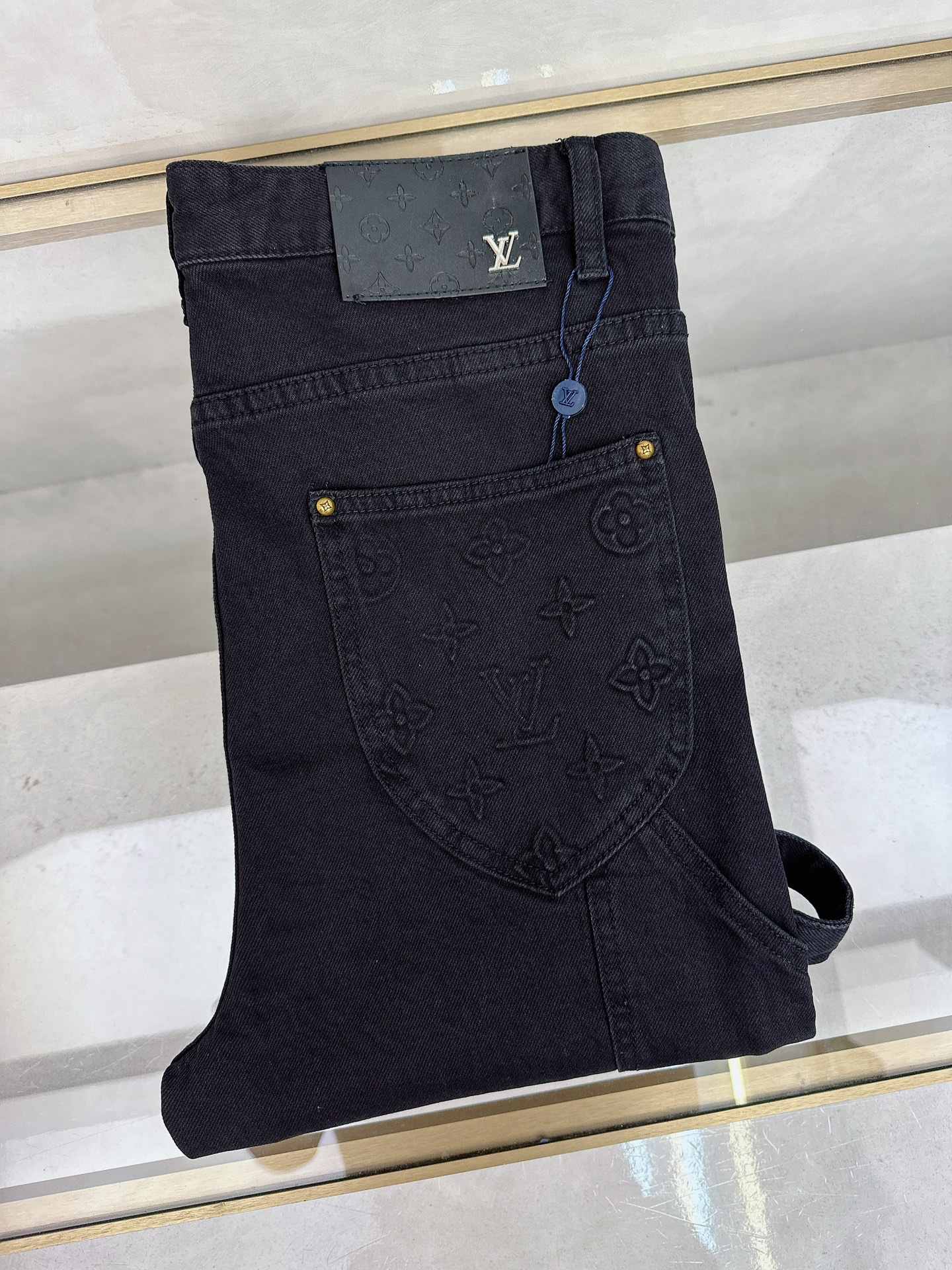 NO:495926,LV 2025 autumn and winter new models are available in stock, original single hot jeans are super customized, original hardware, super heavy industry technology, excellent version, impeccable details!  The style is not picky, it is very high-end, and the good products are not waiting for everyone. Take a look at it and start quickly. Size 30-40, louis vuitton, jeans, alexander wang19860909LV 2025秋冬新款现货上市,原单爆款牛仔裤超级定制款,原版五金,超级重工工艺,版型超赞细节做工无可挑剔！款式不挑人,特别高档,好货不等人,看中赶紧下手,尺码30-40,,louis vuitton,jeans,alexander wang,Men's clothing