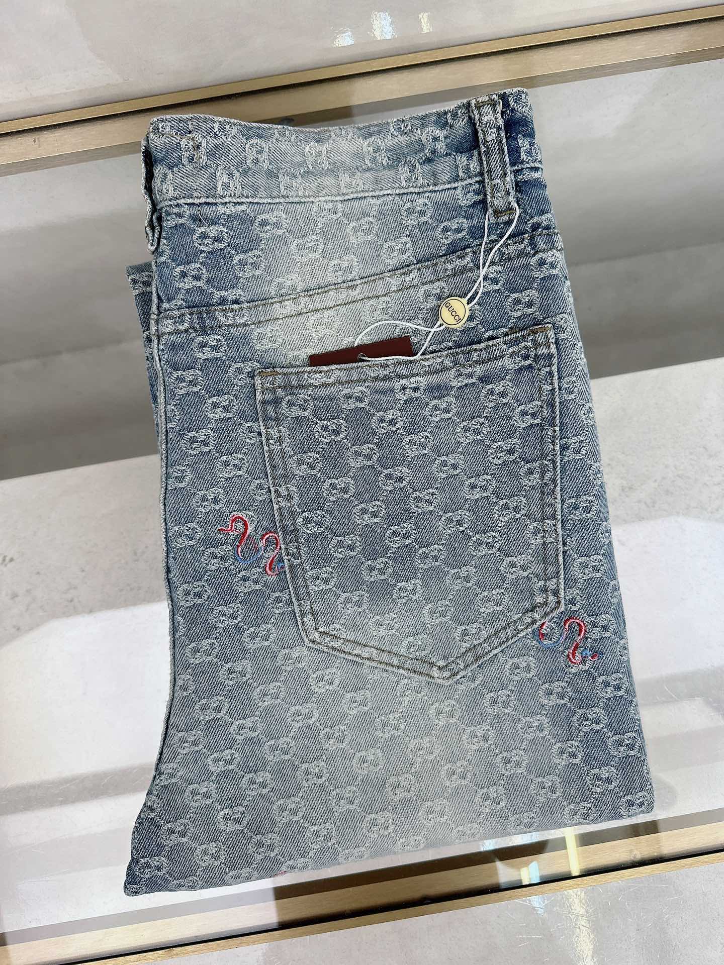 NO:495870,Guqi 2025 autumn and winter new models are available in stock, original single hot jeans are super customized, original hardware, super heavy industry technology, excellent version, impeccable details!  The style is not picky, it is very high-end, and the good products are not waiting for everyone. If you like it, hurry up and start, size 30-40, jeans, alexander wang19860909古奇 2025秋冬新款现货上市,原单爆款牛仔裤超级定制款,原版五金,超级重工工艺,版型超赞细节做工无可挑剔！款式不挑人,特别高档,好货不等人,看中赶紧下手,尺码30-40,,jeans,alexander wang,Men's clothing