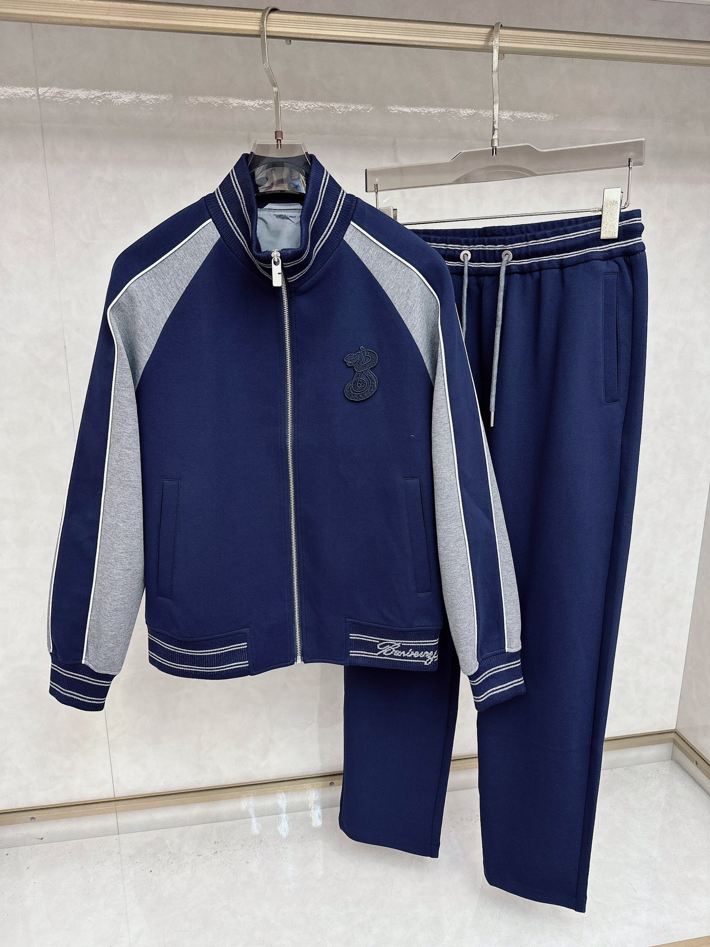 巴宝莉 2025早秋新款撞色立领，高阶质感这套，是品味与舒适的双向奔赴。面料由人棉、锦纶、涤纶和氨纶精心