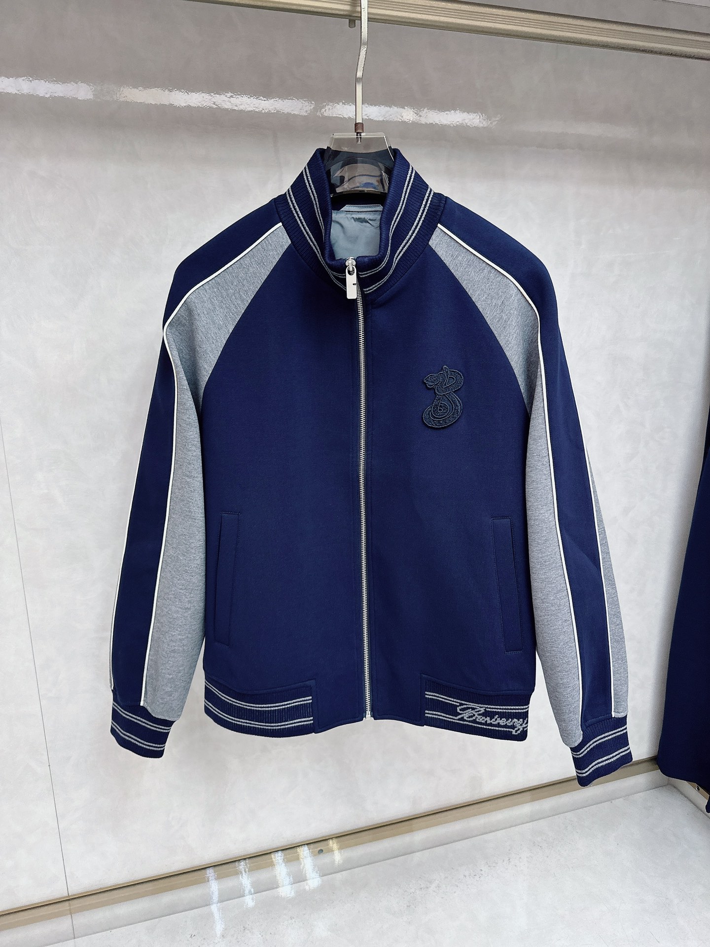 巴宝莉 2025早秋新款撞色立领，高阶质感这套，是品味与舒适的双向奔赴。面料由人棉、锦纶、涤纶和氨纶精心