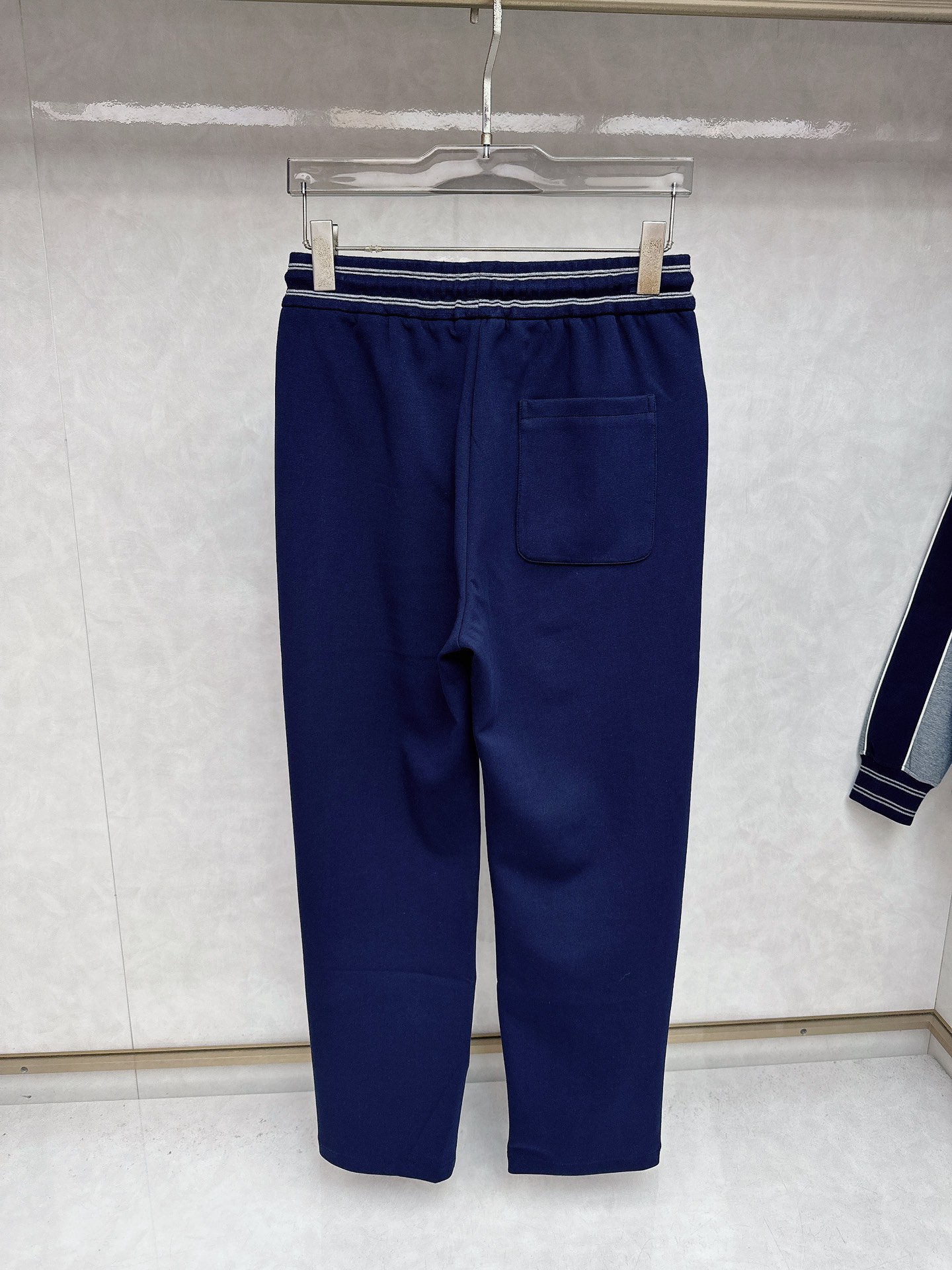 巴宝莉 2025早秋新款撞色立领，高阶质感这套，是品味与舒适的双向奔赴。面料由人棉、锦纶、涤纶和氨纶精心