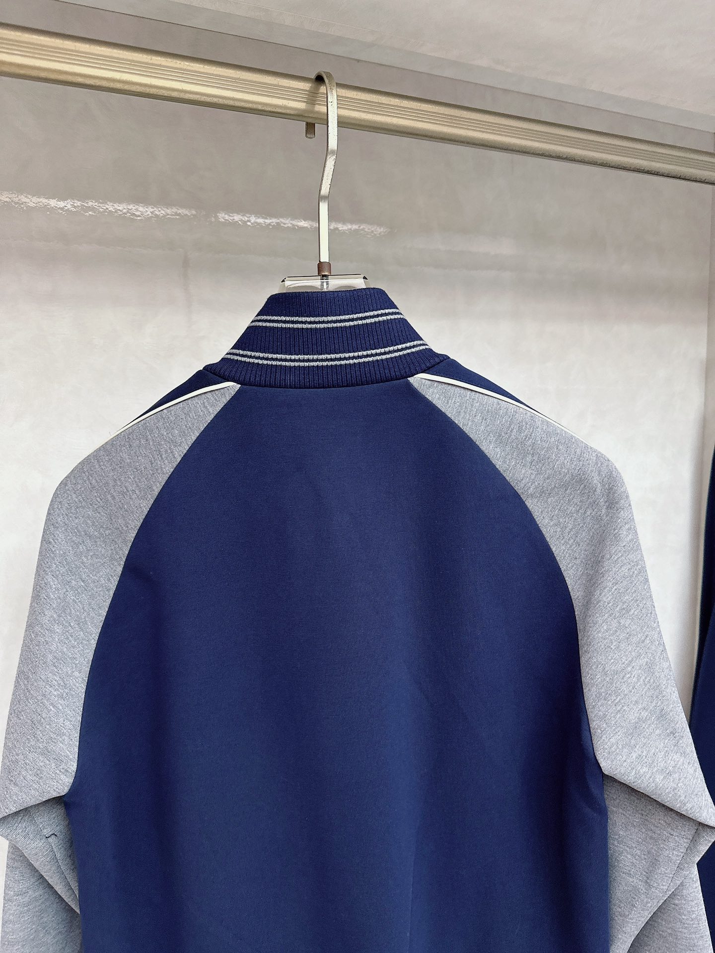 巴宝莉 2025早秋新款撞色立领，高阶质感这套，是品味与舒适的双向奔赴。面料由人棉、锦纶、涤纶和氨纶精心