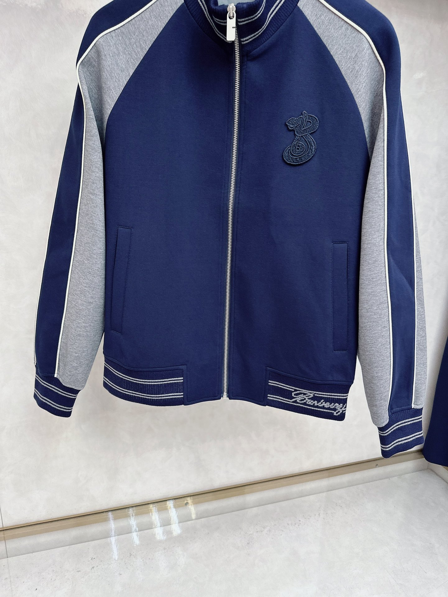 巴宝莉 2025早秋新款撞色立领，高阶质感这套，是品味与舒适的双向奔赴。面料由人棉、锦纶、涤纶和氨纶精心