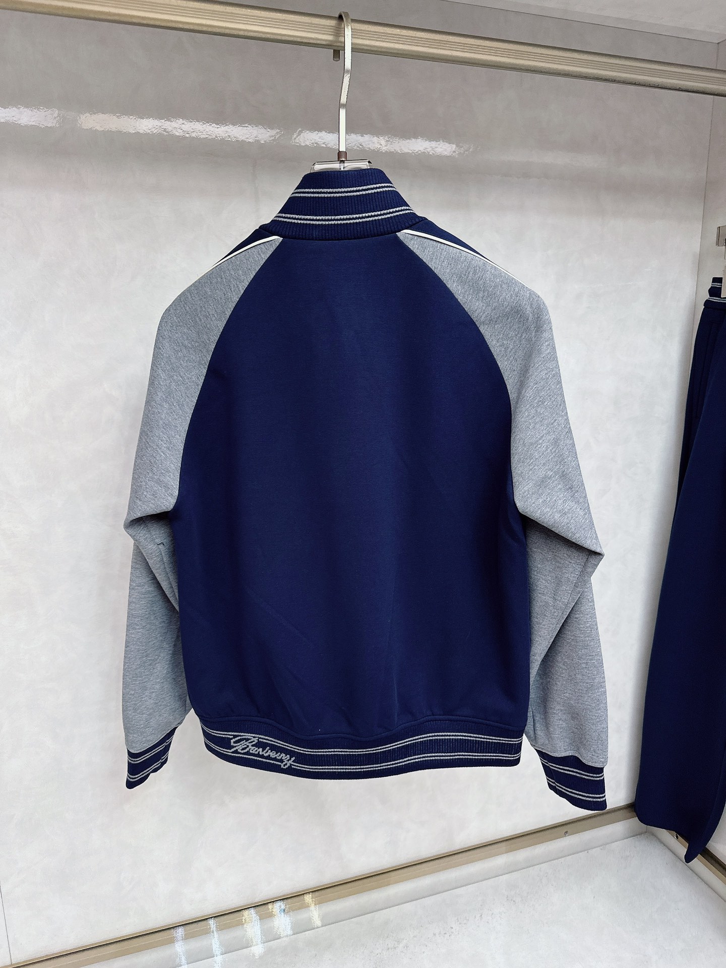 巴宝莉 2025早秋新款撞色立领，高阶质感这套，是品味与舒适的双向奔赴。面料由人棉、锦纶、涤纶和氨纶精心