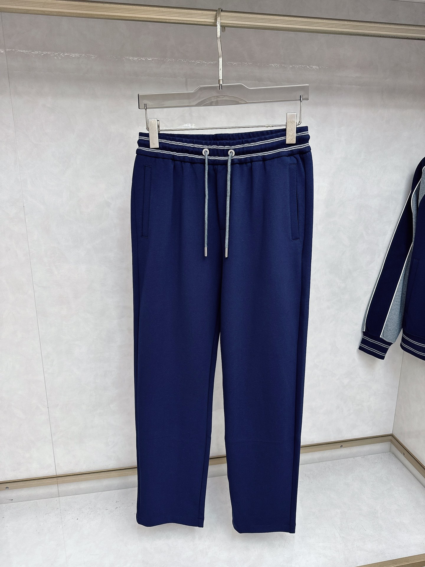 巴宝莉 2025早秋新款撞色立领，高阶质感这套，是品味与舒适的双向奔赴。面料由人棉、锦纶、涤纶和氨纶精心