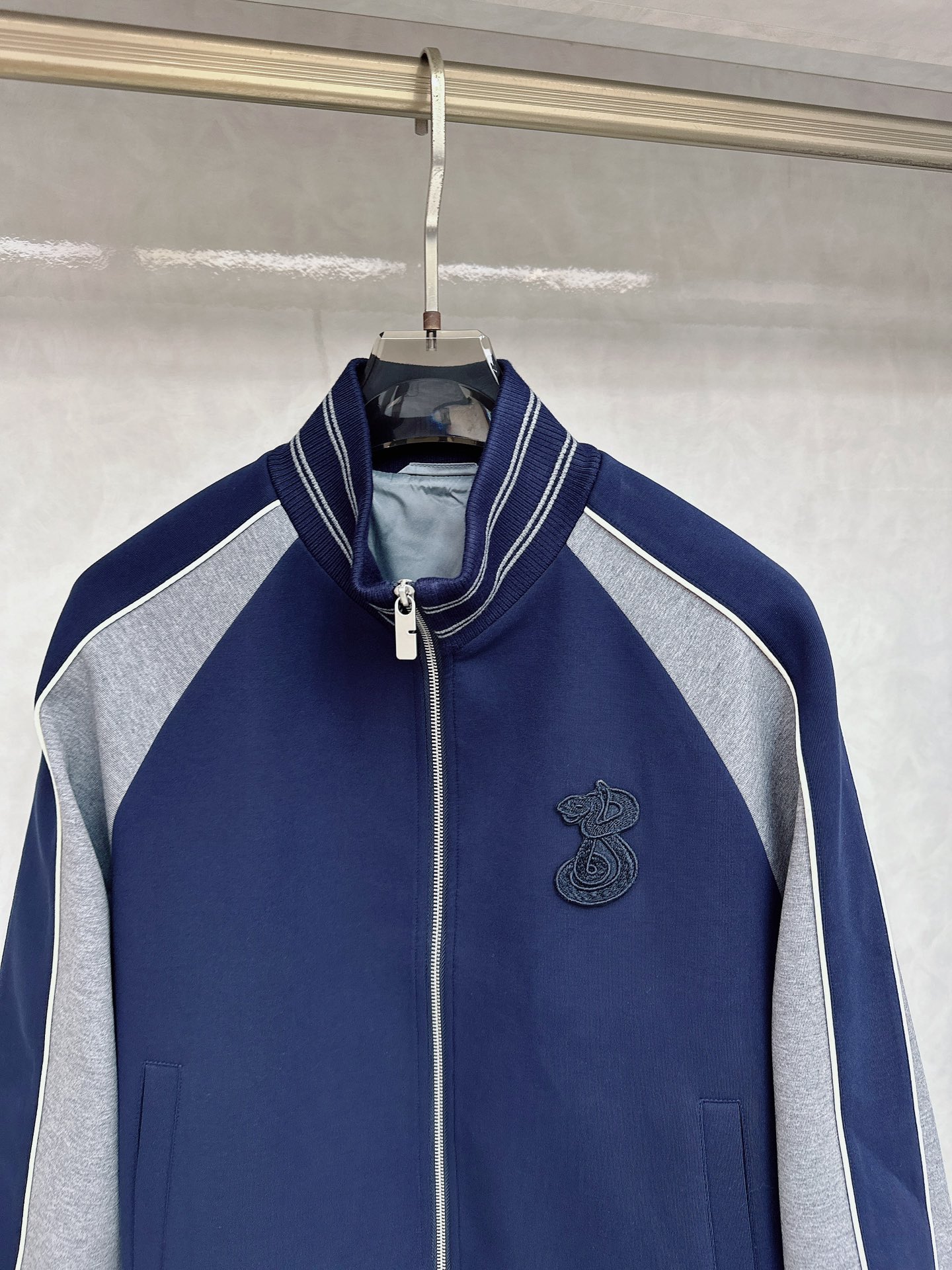 巴宝莉 2025早秋新款撞色立领，高阶质感这套，是品味与舒适的双向奔赴。面料由人棉、锦纶、涤纶和氨纶精心