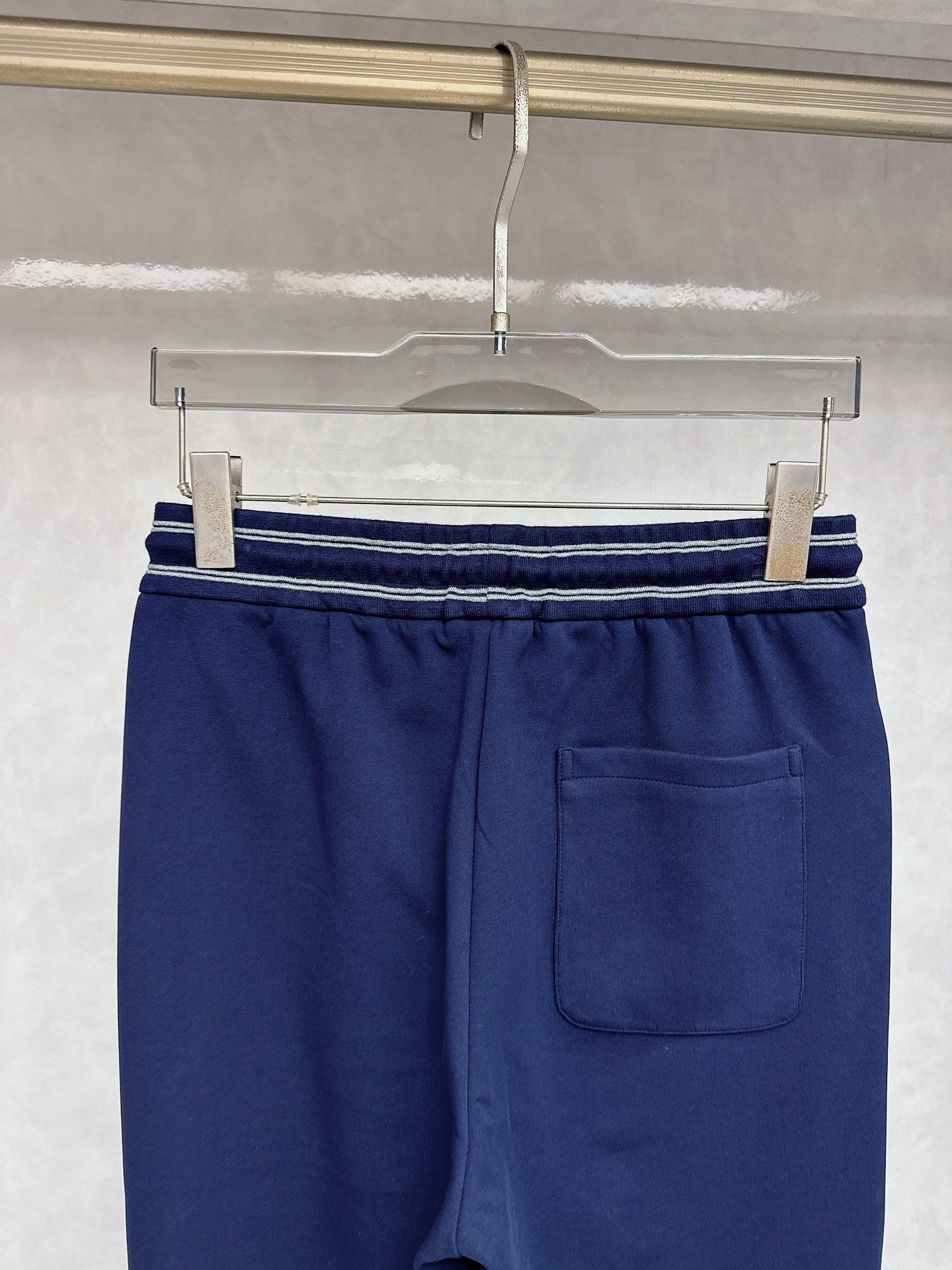 巴宝莉 2025早秋新款撞色立领，高阶质感这套，是品味与舒适的双向奔赴。面料由人棉、锦纶、涤纶和氨纶精心