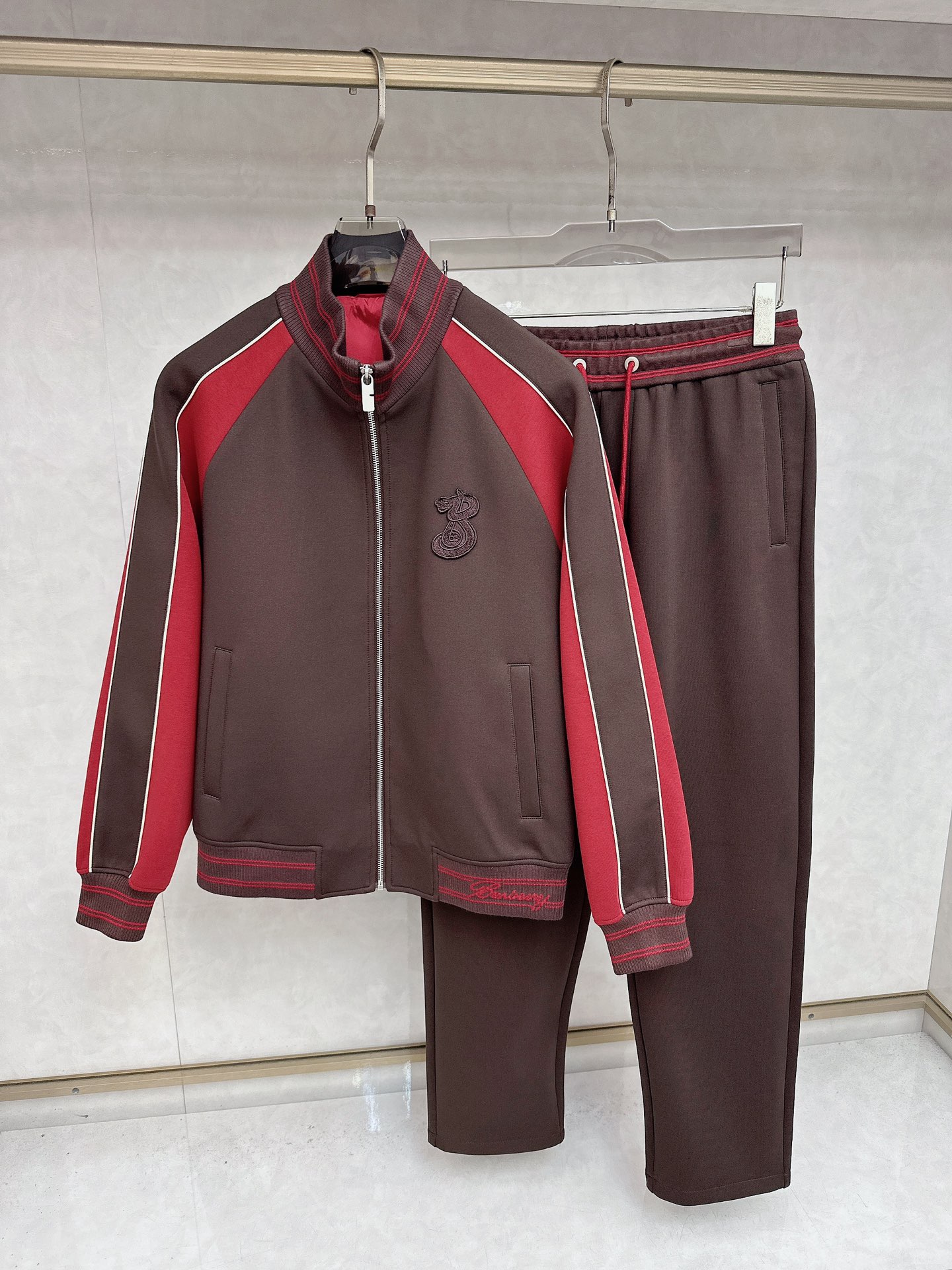 巴宝莉 2025早秋新款撞色立领，高阶质感这套，是品味与舒适的双向奔赴。面料由人棉、锦纶、涤纶和氨纶精心