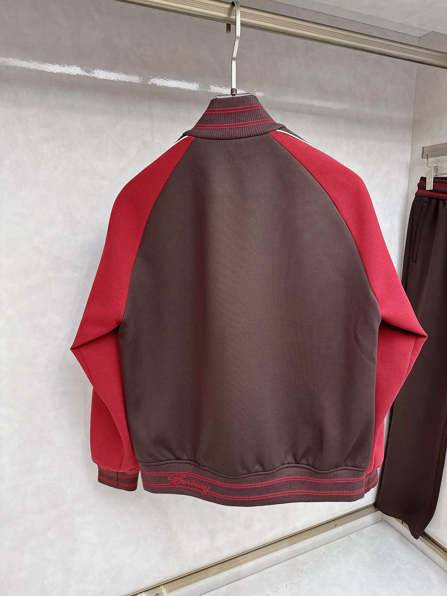 巴宝莉 2025早秋新款撞色立领，高阶质感这套，是品味与舒适的双向奔赴。面料由人棉、锦纶、涤纶和氨纶精心