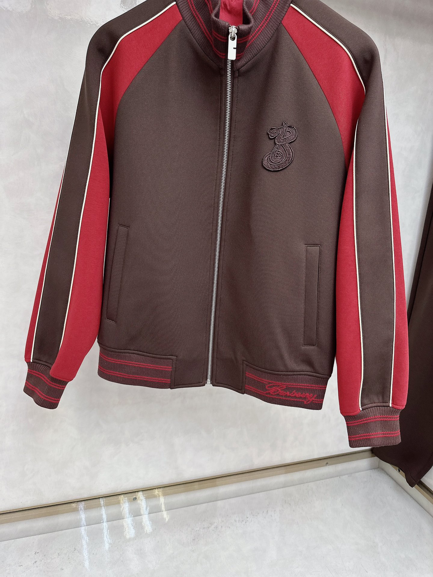 巴宝莉 2025早秋新款撞色立领，高阶质感这套，是品味与舒适的双向奔赴。面料由人棉、锦纶、涤纶和氨纶精心