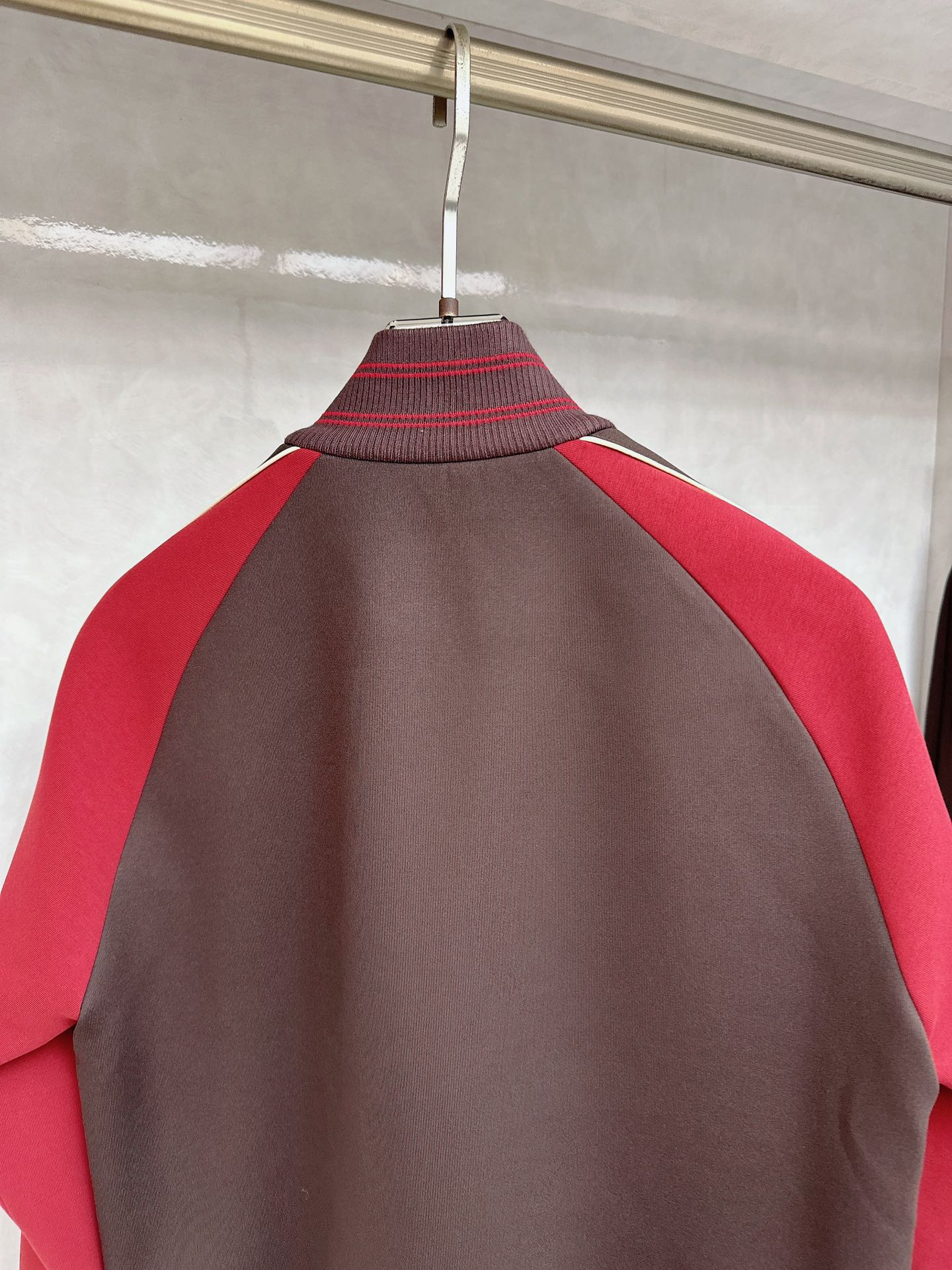 巴宝莉 2025早秋新款撞色立领，高阶质感这套，是品味与舒适的双向奔赴。面料由人棉、锦纶、涤纶和氨纶精心