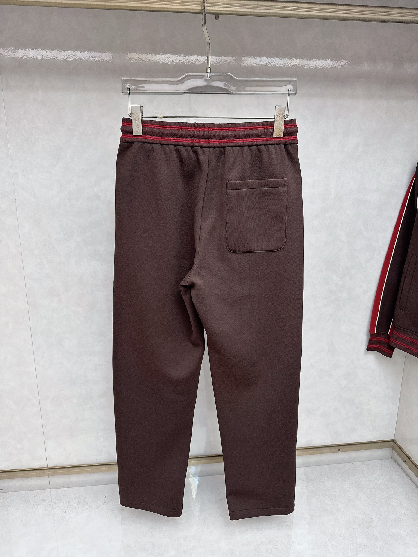 巴宝莉 2025早秋新款撞色立领，高阶质感这套，是品味与舒适的双向奔赴。面料由人棉、锦纶、涤纶和氨纶精心