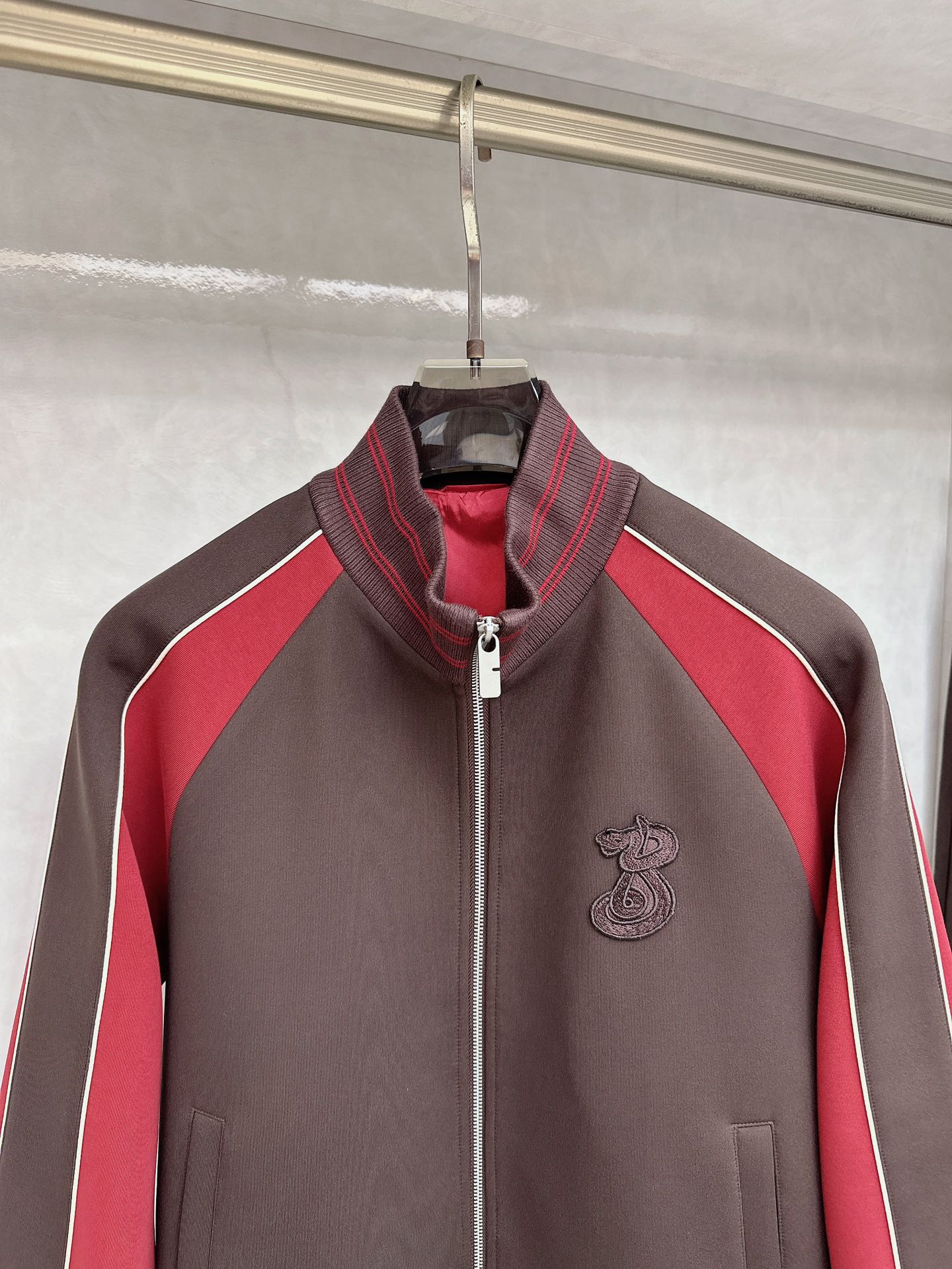 巴宝莉 2025早秋新款撞色立领，高阶质感这套，是品味与舒适的双向奔赴。面料由人棉、锦纶、涤纶和氨纶精心