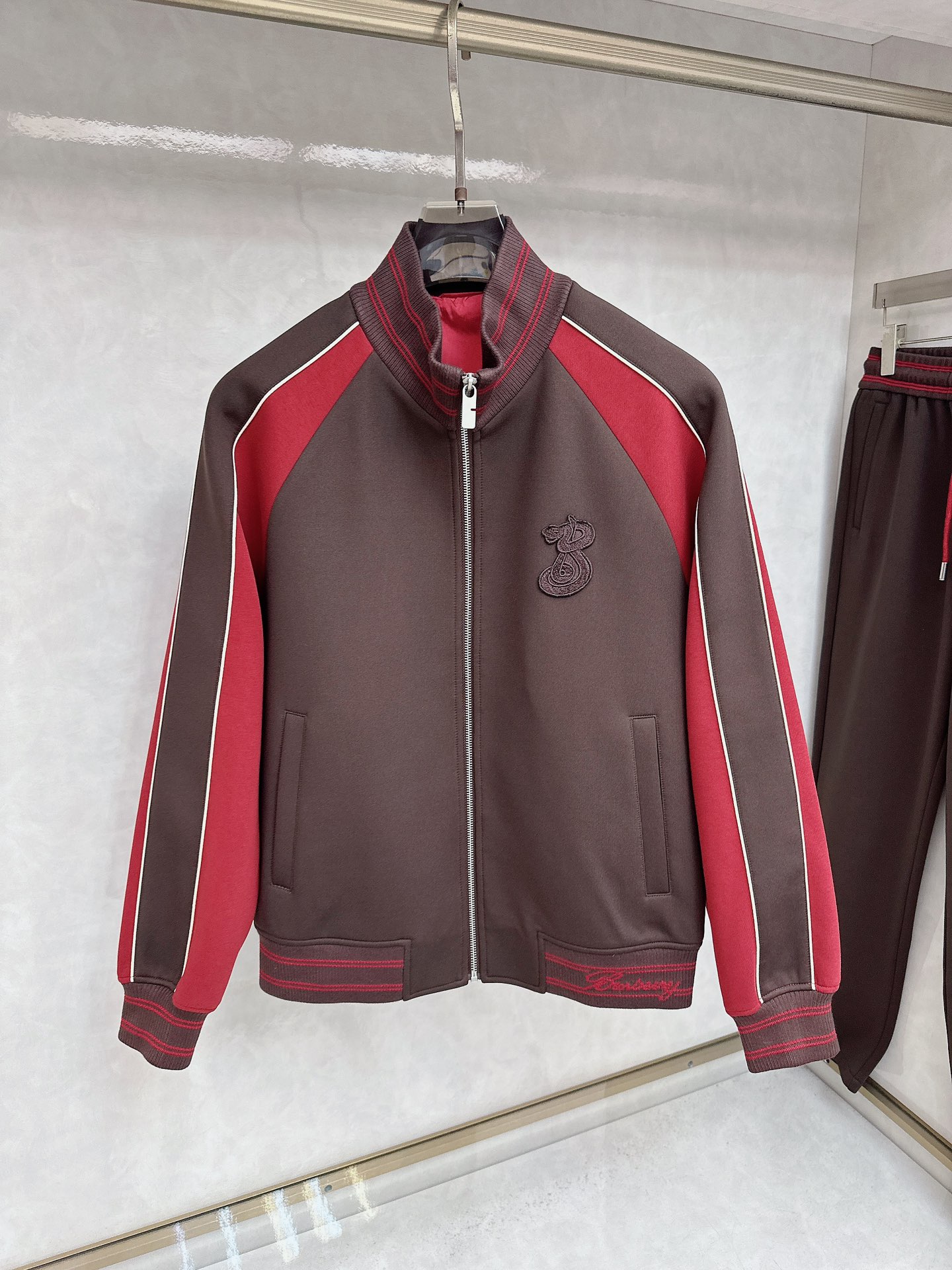 巴宝莉 2025早秋新款撞色立领，高阶质感这套，是品味与舒适的双向奔赴。面料由人棉、锦纶、涤纶和氨纶精心