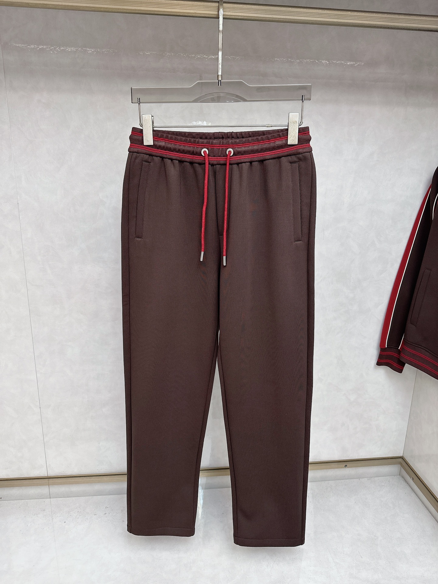 巴宝莉 2025早秋新款撞色立领，高阶质感这套，是品味与舒适的双向奔赴。面料由人棉、锦纶、涤纶和氨纶精心