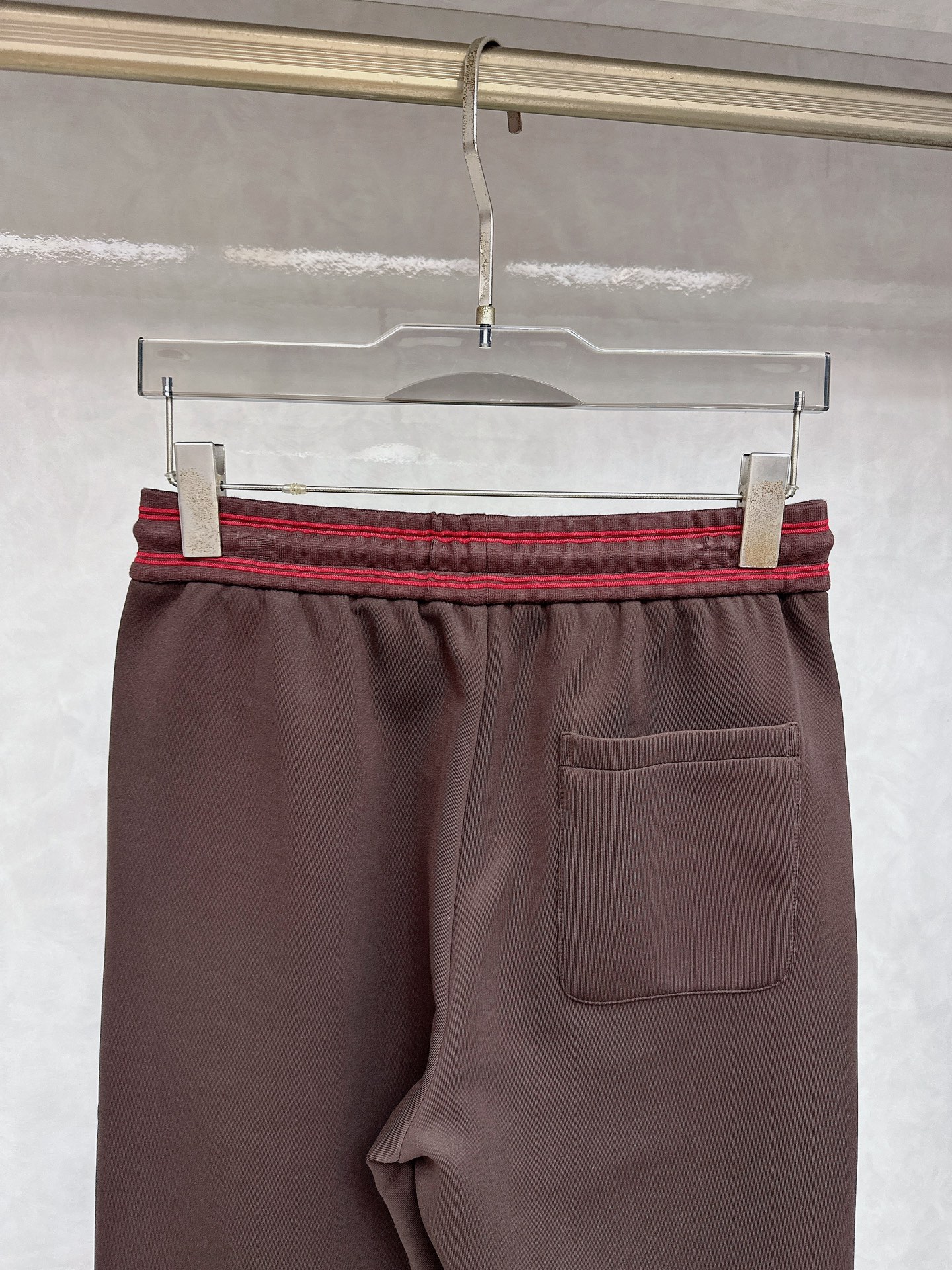 巴宝莉 2025早秋新款撞色立领，高阶质感这套，是品味与舒适的双向奔赴。面料由人棉、锦纶、涤纶和氨纶精心