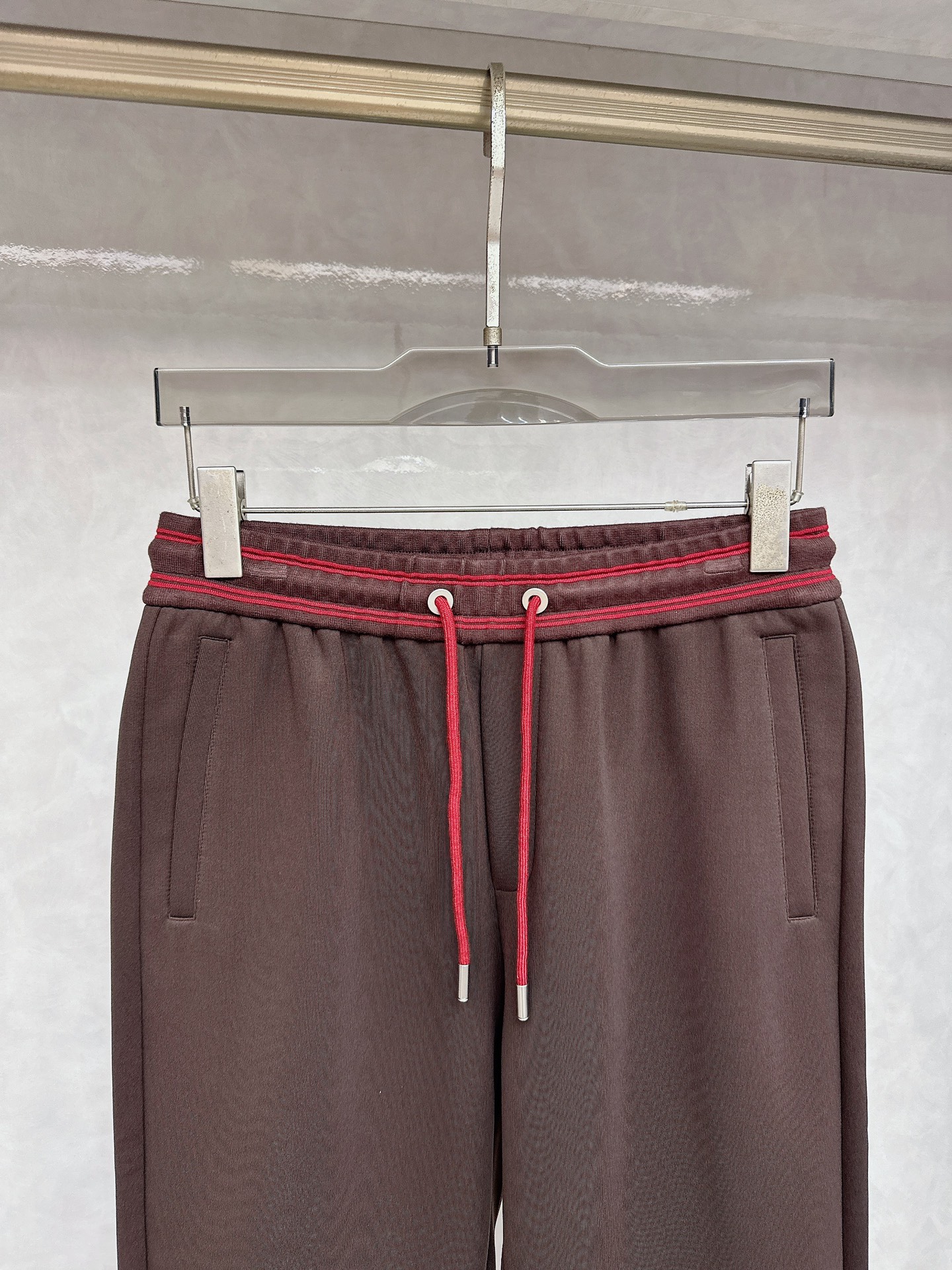 巴宝莉 2025早秋新款撞色立领，高阶质感这套，是品味与舒适的双向奔赴。面料由人棉、锦纶、涤纶和氨纶精心