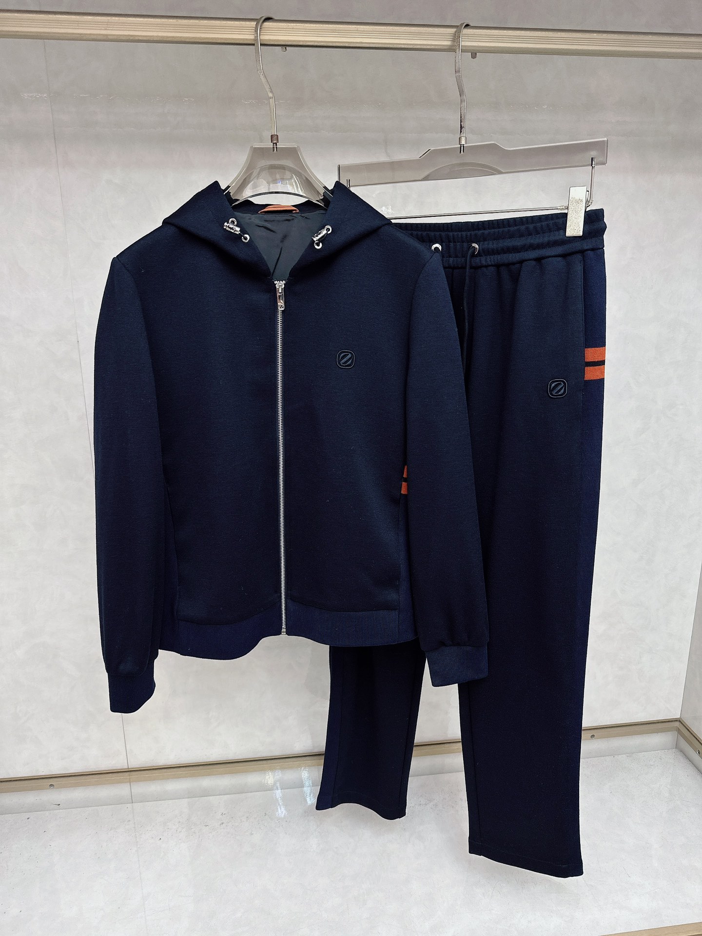 杰尼亚ZEGNA2025秋冬最新款连帽套装，面料直接卷到新高度，官网金典同步！10%羊毛打底，给肌肤轻裹