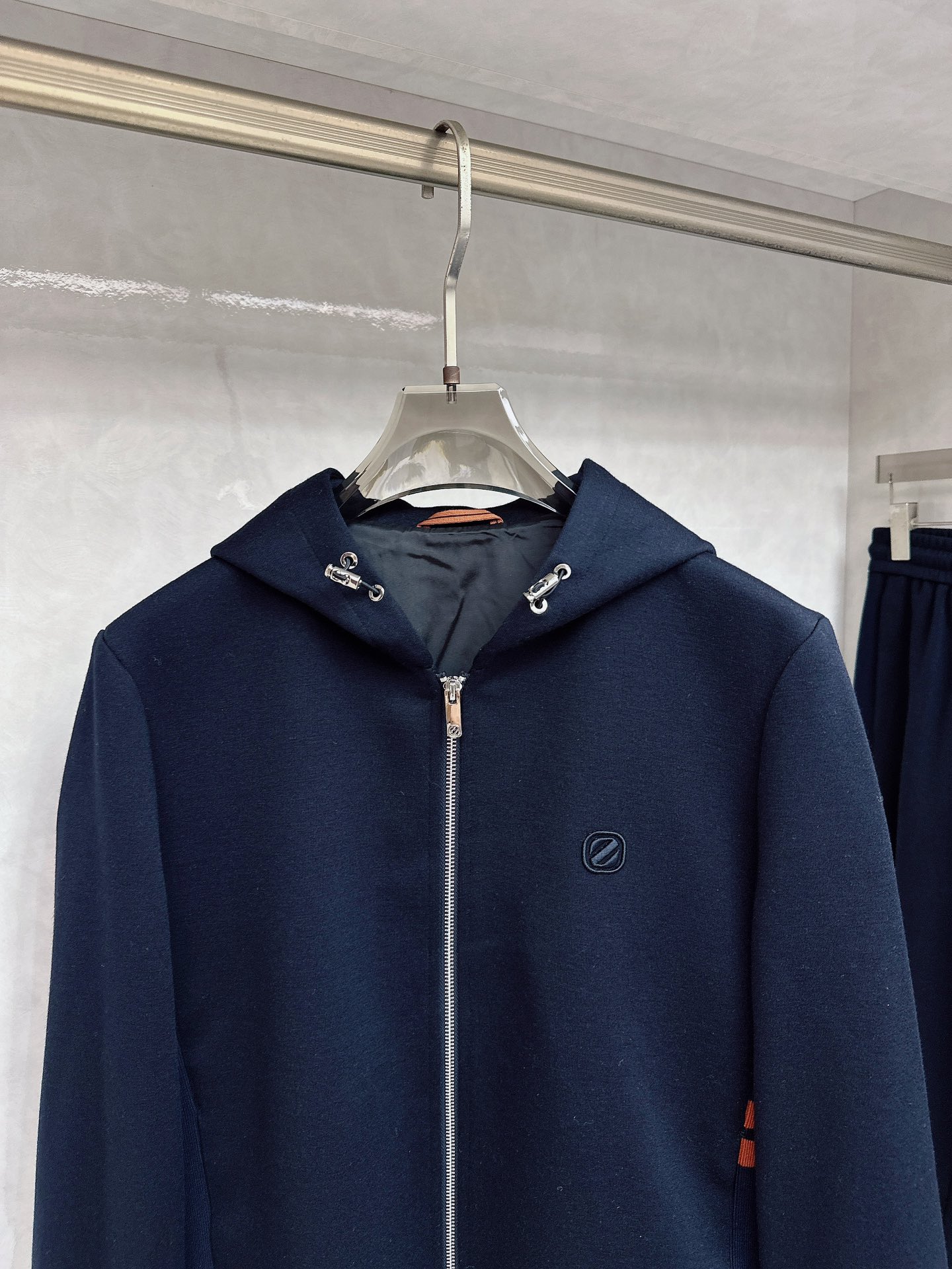 杰尼亚ZEGNA2025秋冬最新款连帽套装，面料直接卷到新高度，官网金典同步！10%羊毛打底，给肌肤轻裹