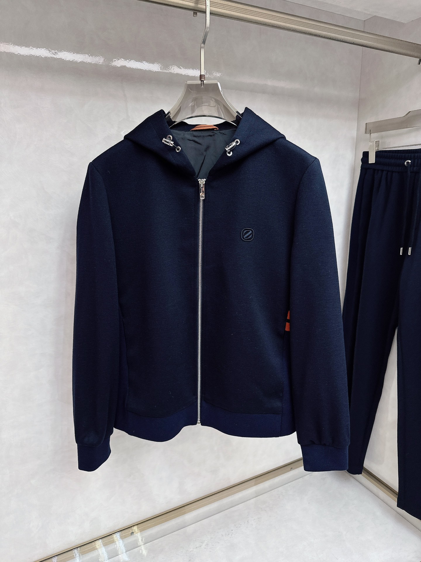 杰尼亚ZEGNA2025秋冬最新款连帽套装，面料直接卷到新高度，官网金典同步！10%羊毛打底，给肌肤轻裹