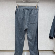杰尼亚ZEGNA2025秋冬最新款连帽套装,面料直接卷到新高度,官网金典同步!10%羊毛打底,给肌肤轻裹 杰尼亚ZEGNA2025秋冬最新款连帽套装,面料直接卷到新高度,官网金典同步!10%羊毛打底,给肌肤轻裹