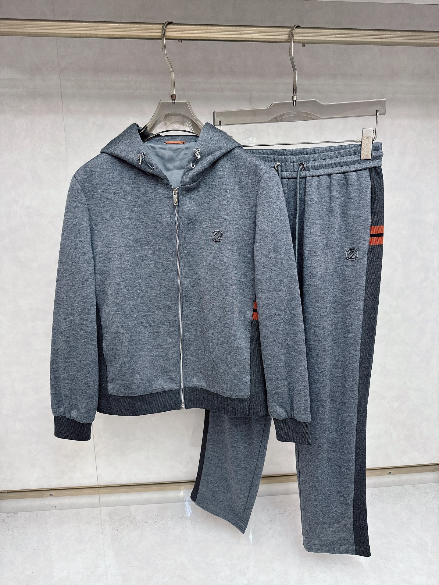 杰尼亚ZEGNA2025秋冬最新款连帽套装，面料直接卷到新高度，官网金典同步！10%羊毛打底，给肌肤轻裹