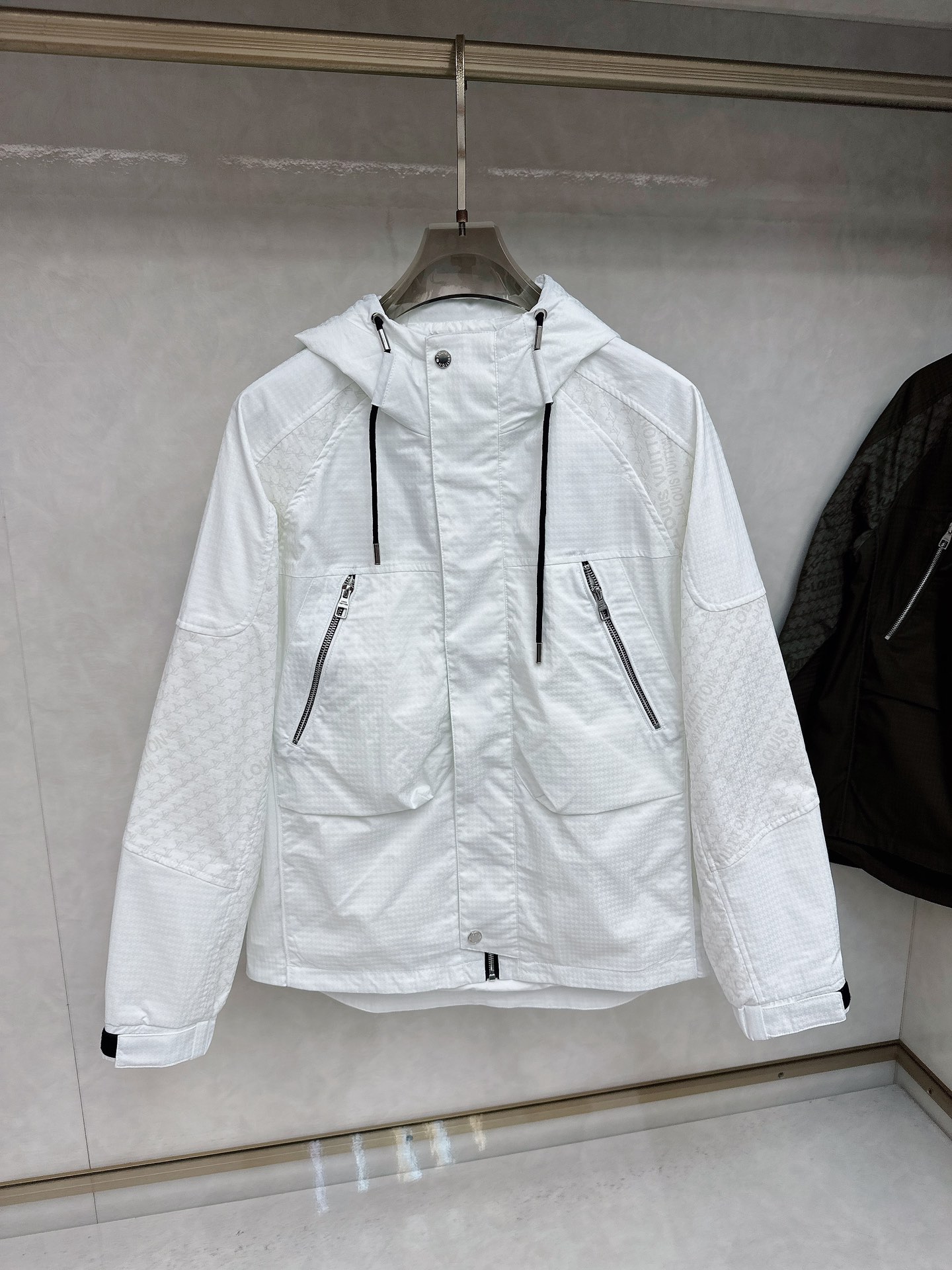 LV 秋款2025最新款时尚设计师款夹克外套.处处细节显工艺足够的高级 结构性剪裁的设计改变来展现男士多