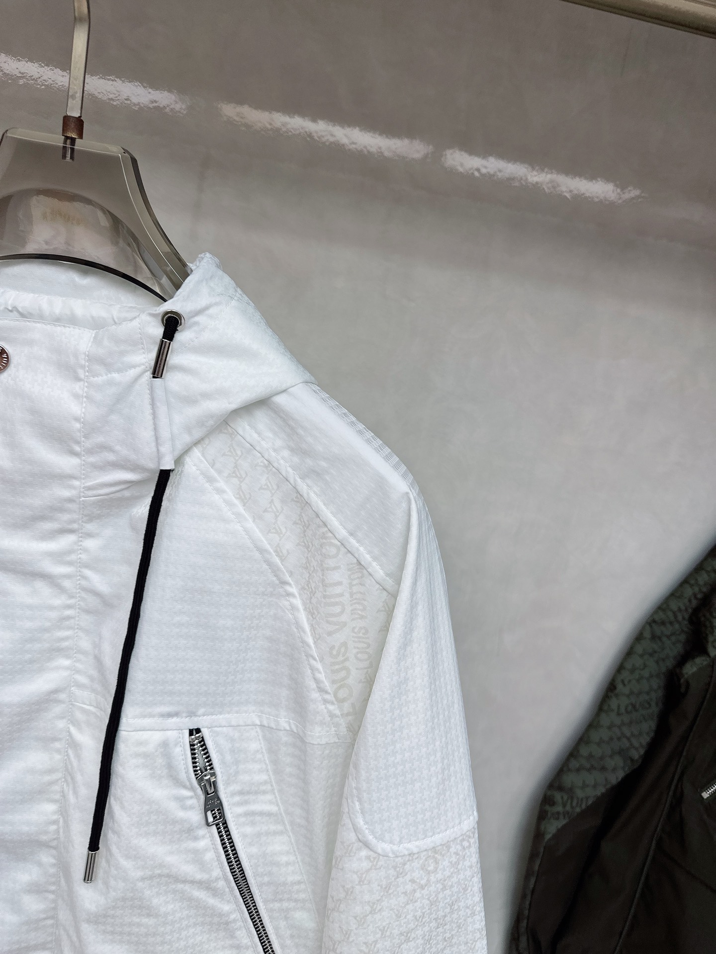 LV 秋款2025最新款时尚设计师款夹克外套.处处细节显工艺足够的高级 结构性剪裁的设计改变来展现男士多