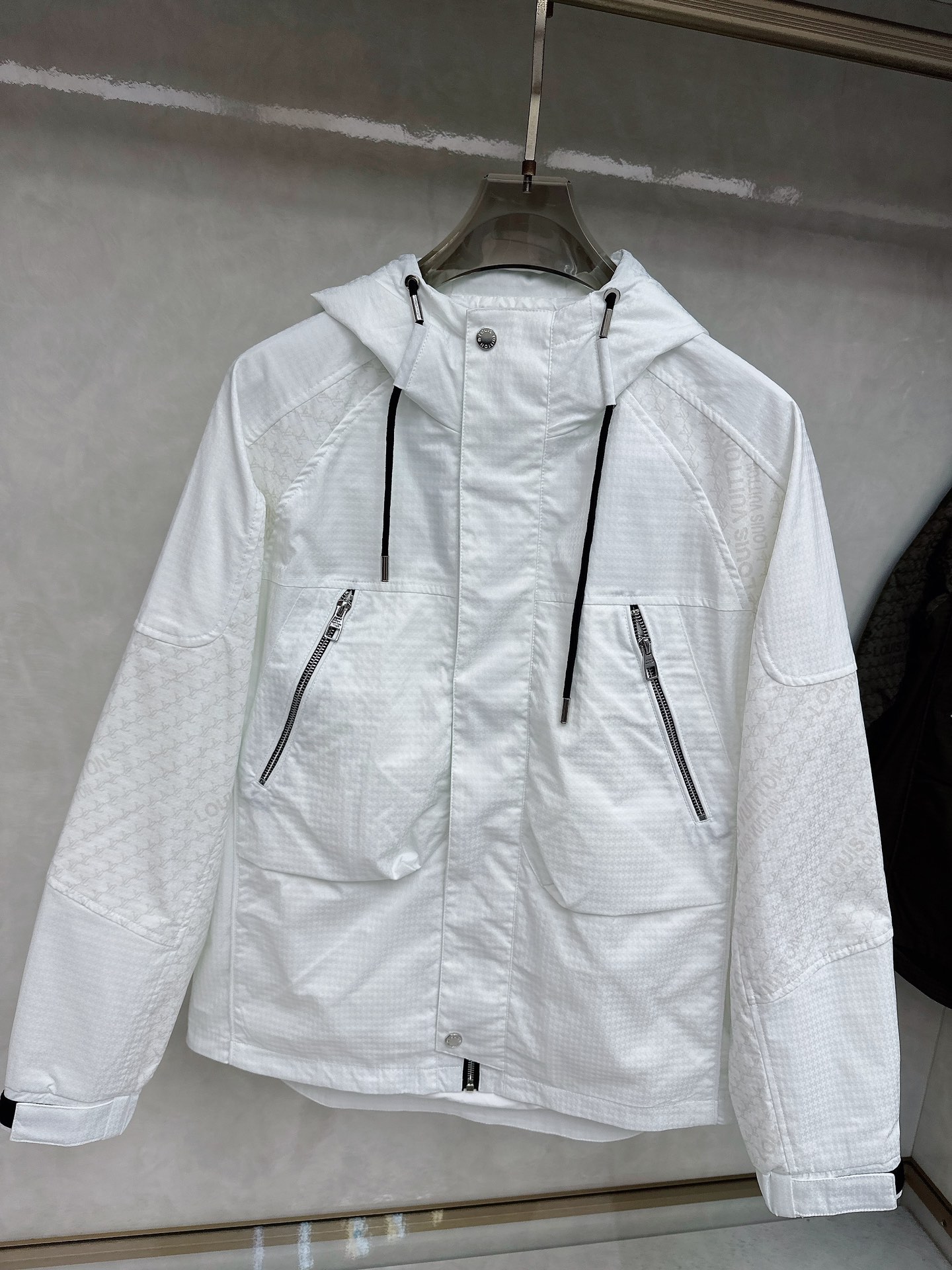 LV 秋款2025最新款时尚设计师款夹克外套.处处细节显工艺足够的高级 结构性剪裁的设计改变来展现男士多