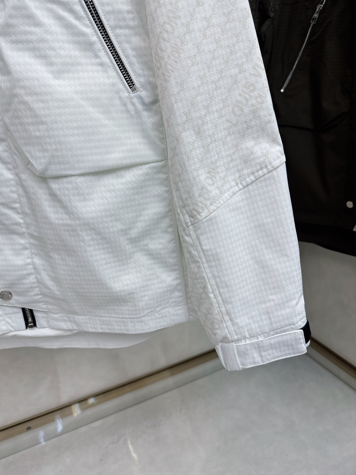 LV 秋款2025最新款时尚设计师款夹克外套.处处细节显工艺足够的高级 结构性剪裁的设计改变来展现男士多