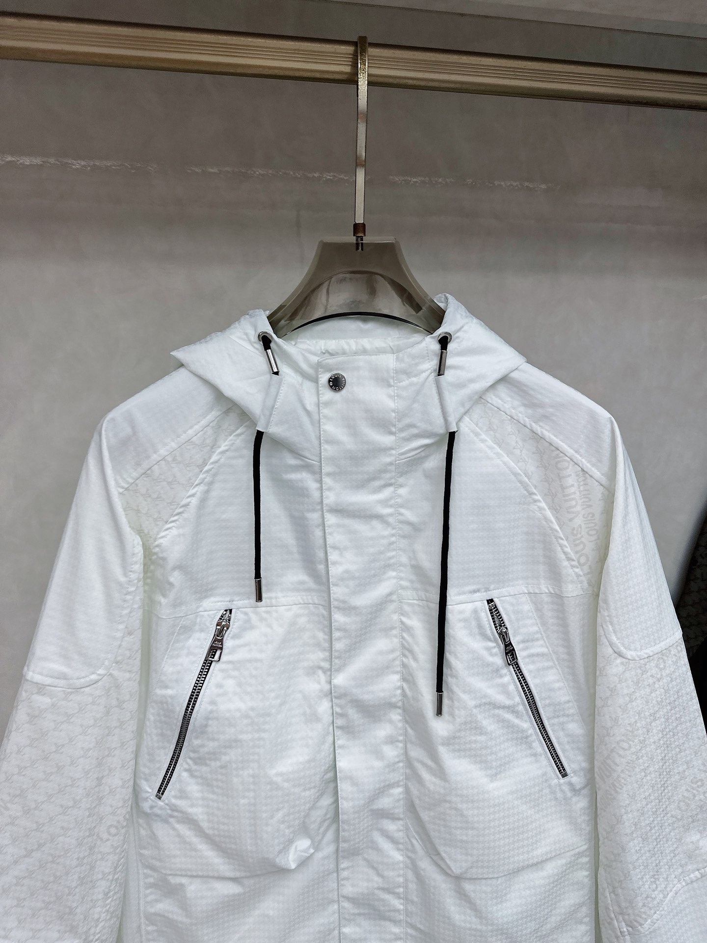 LV 秋款2025最新款时尚设计师款夹克外套.处处细节显工艺足够的高级 结构性剪裁的设计改变来展现男士多