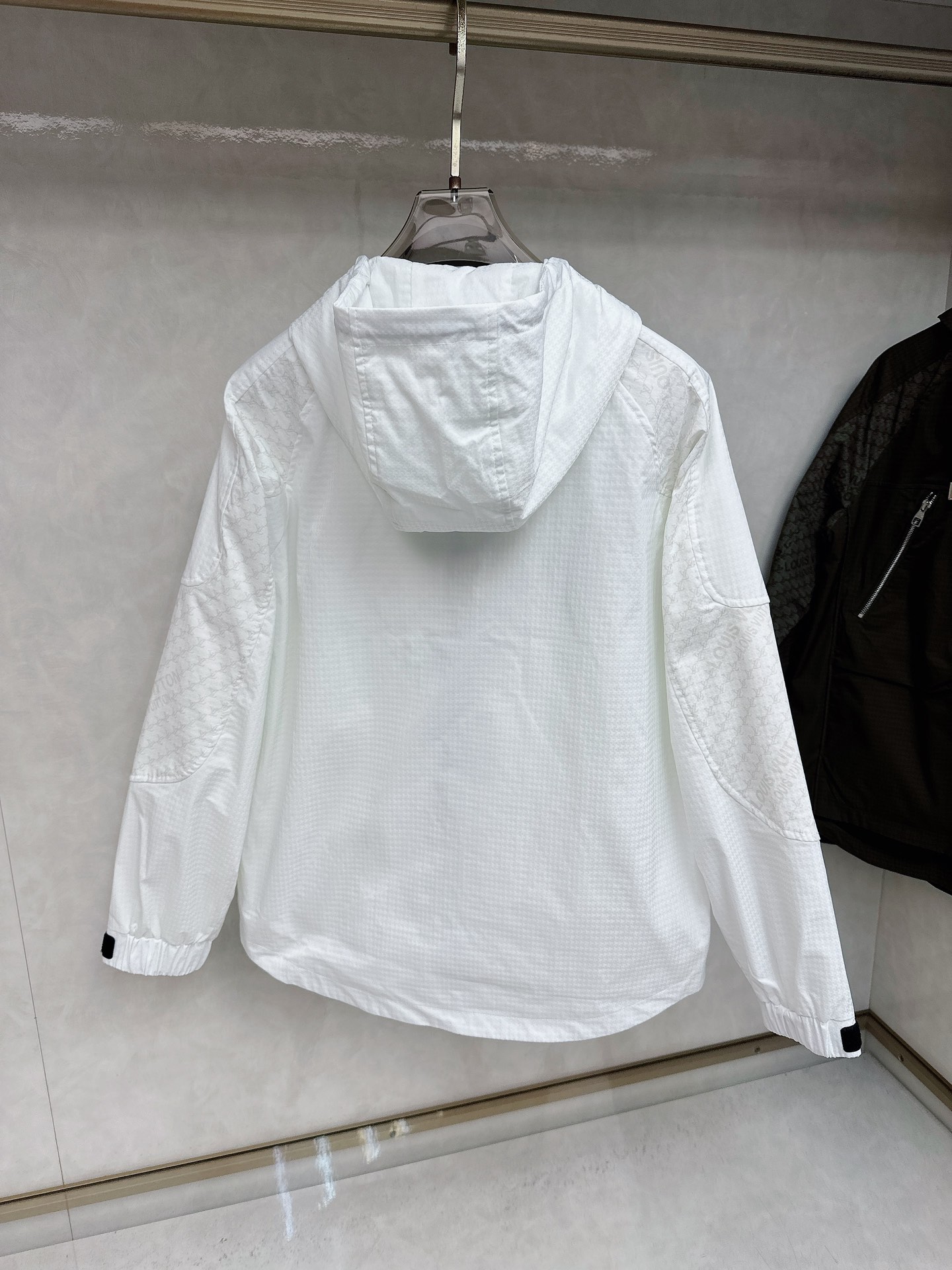 LV 秋款2025最新款时尚设计师款夹克外套.处处细节显工艺足够的高级 结构性剪裁的设计改变来展现男士多