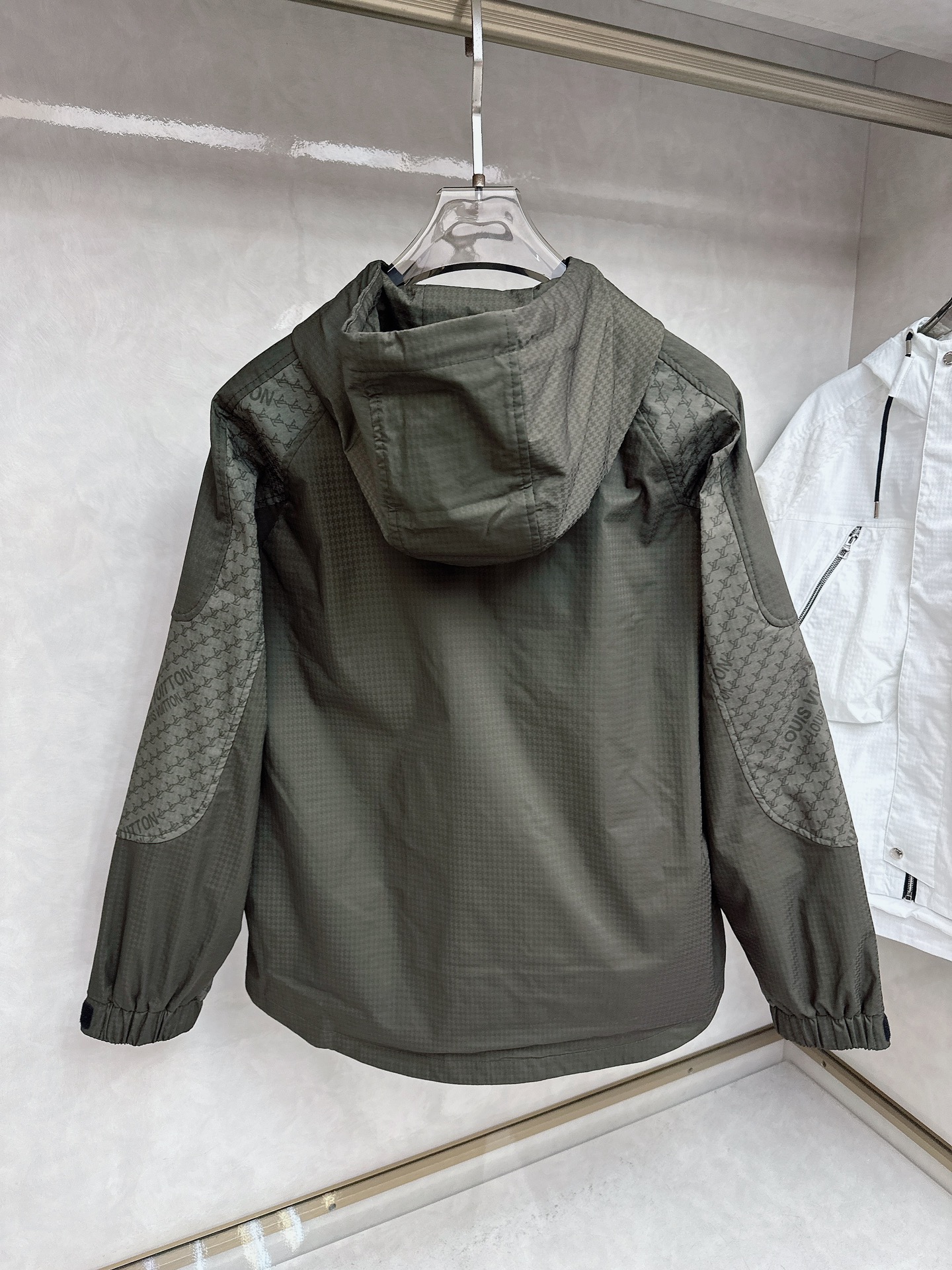 LV 秋款2025最新款时尚设计师款夹克外套.处处细节显工艺足够的高级 结构性剪裁的设计改变来展现男士多