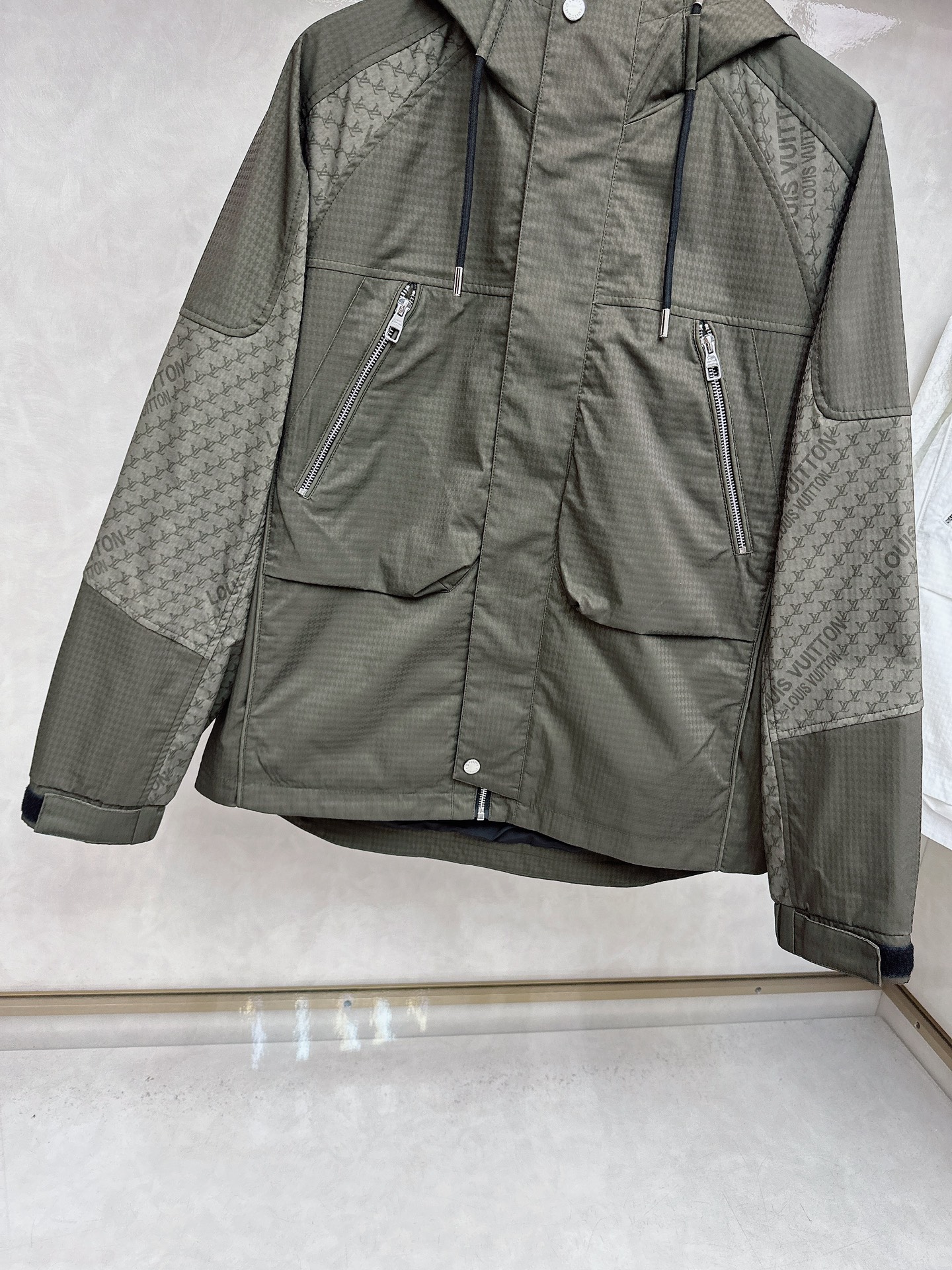 LV 秋款2025最新款时尚设计师款夹克外套.处处细节显工艺足够的高级 结构性剪裁的设计改变来展现男士多