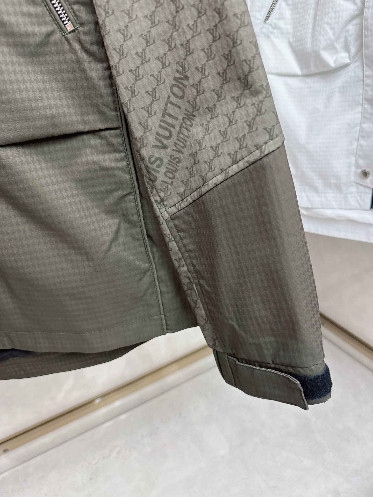 LV 秋款2025最新款时尚设计师款夹克外套.处处细节显工艺足够的高级 结构性剪裁的设计改变来展现男士多