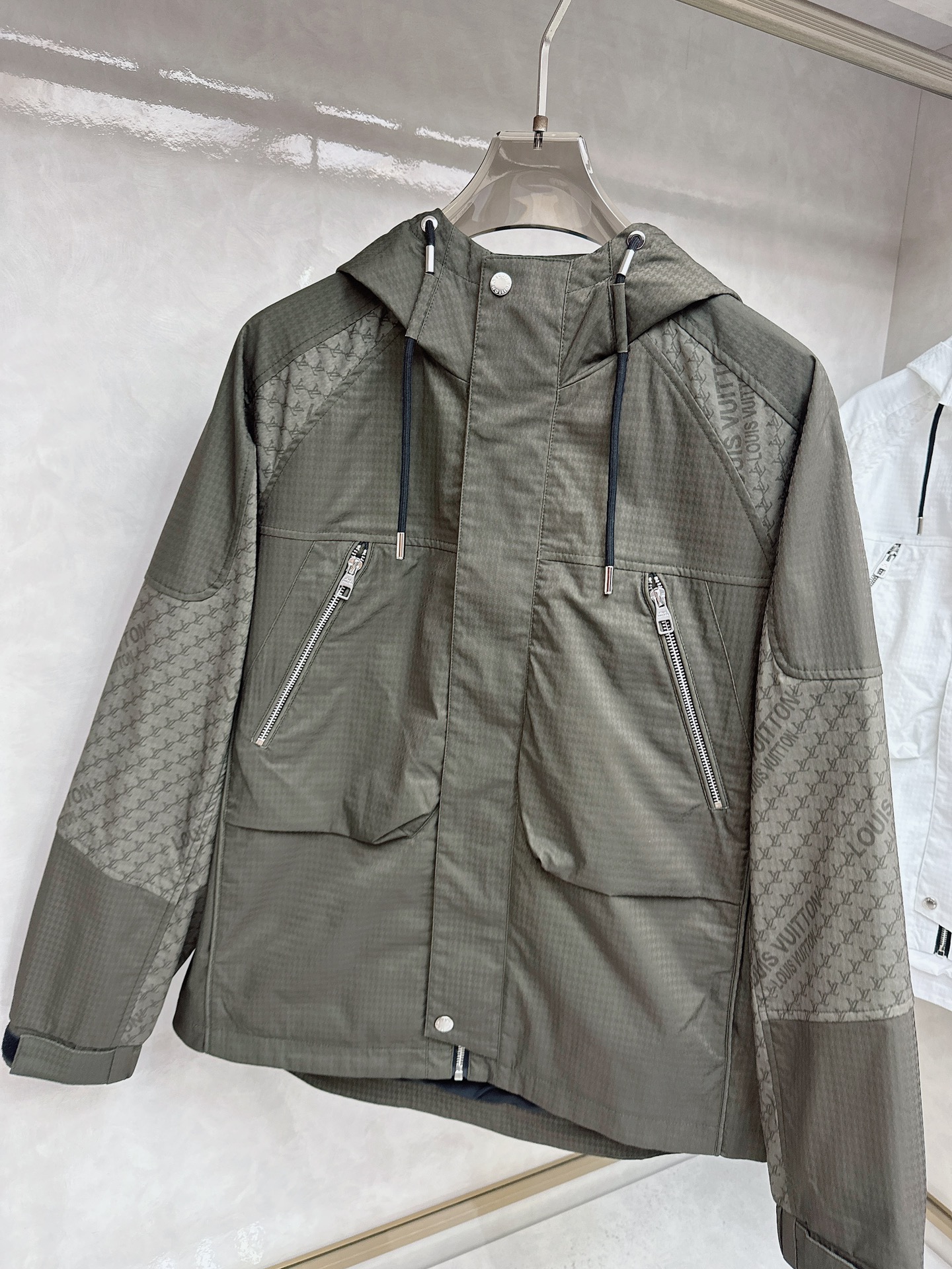 LV 秋款2025最新款时尚设计师款夹克外套.处处细节显工艺足够的高级 结构性剪裁的设计改变来展现男士多