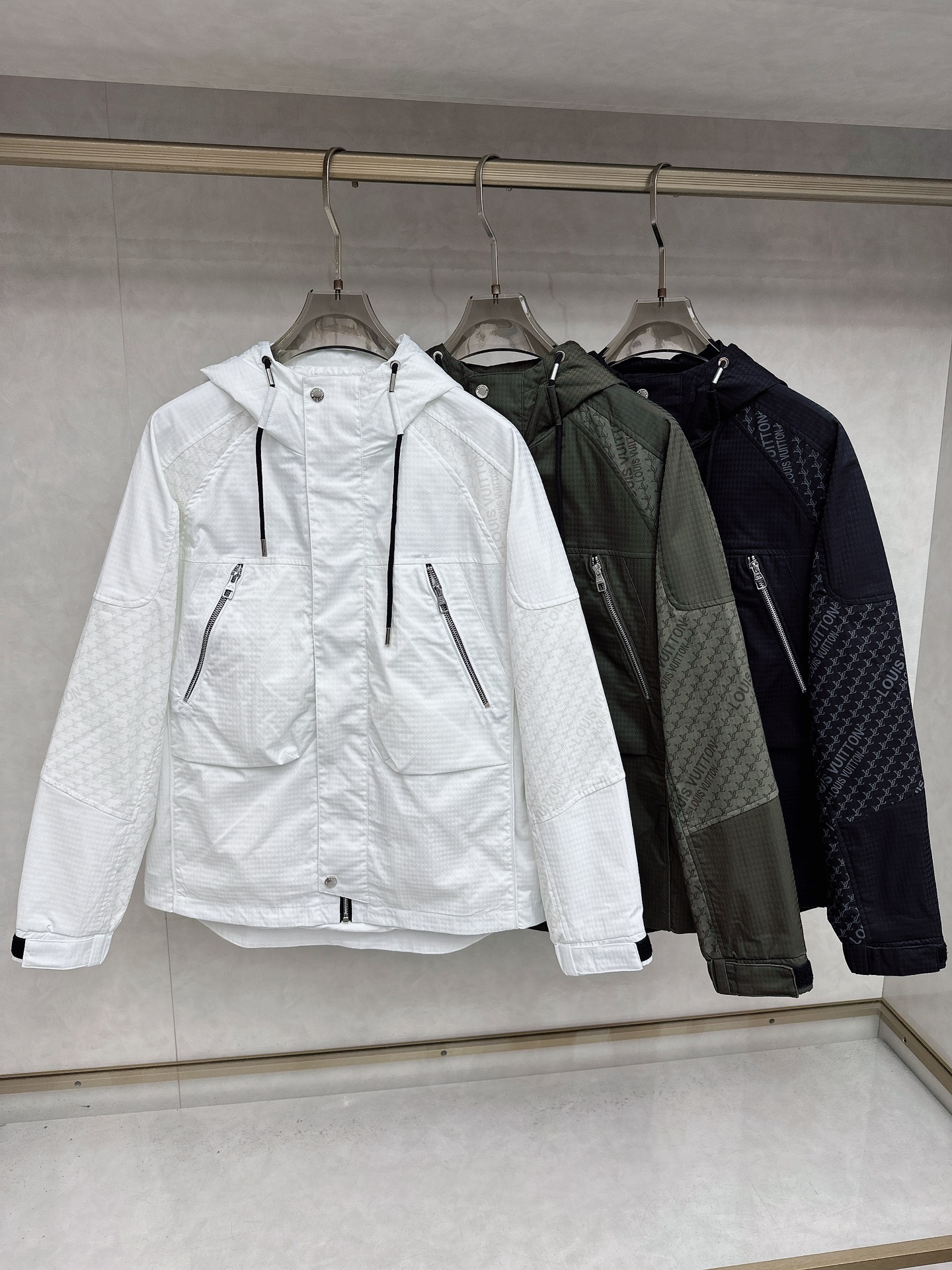 LV 秋款2025最新款时尚设计师款夹克外套.处处细节显工艺足够的高级 结构性剪裁的设计改变来展现男士多