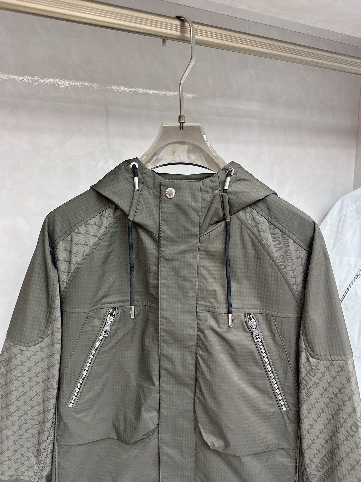 LV 秋款2025最新款时尚设计师款夹克外套.处处细节显工艺足够的高级 结构性剪裁的设计改变来展现男士多