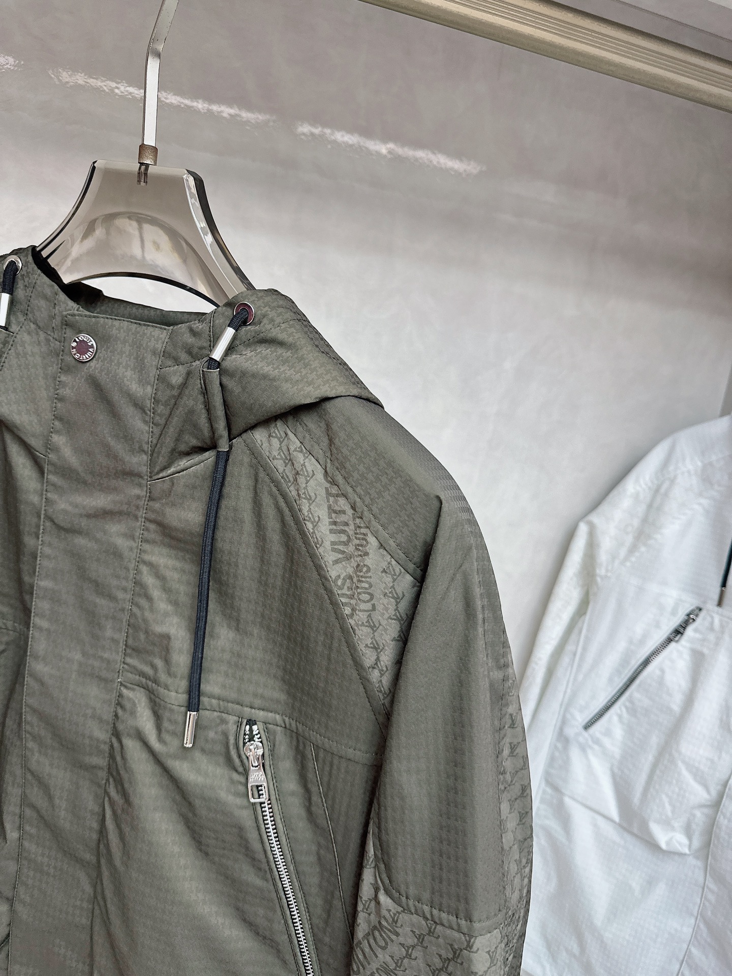 LV 秋款2025最新款时尚设计师款夹克外套.处处细节显工艺足够的高级 结构性剪裁的设计改变来展现男士多