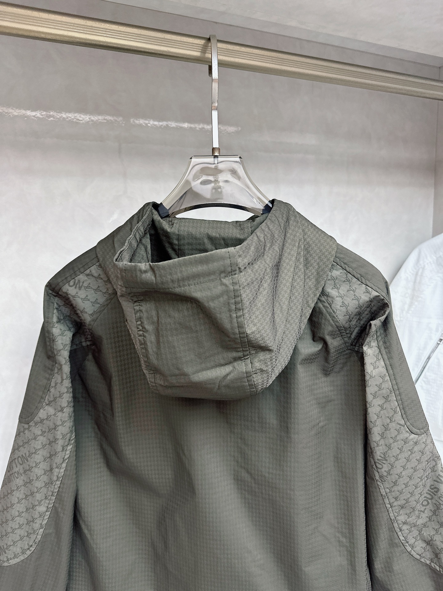 LV 秋款2025最新款时尚设计师款夹克外套.处处细节显工艺足够的高级 结构性剪裁的设计改变来展现男士多