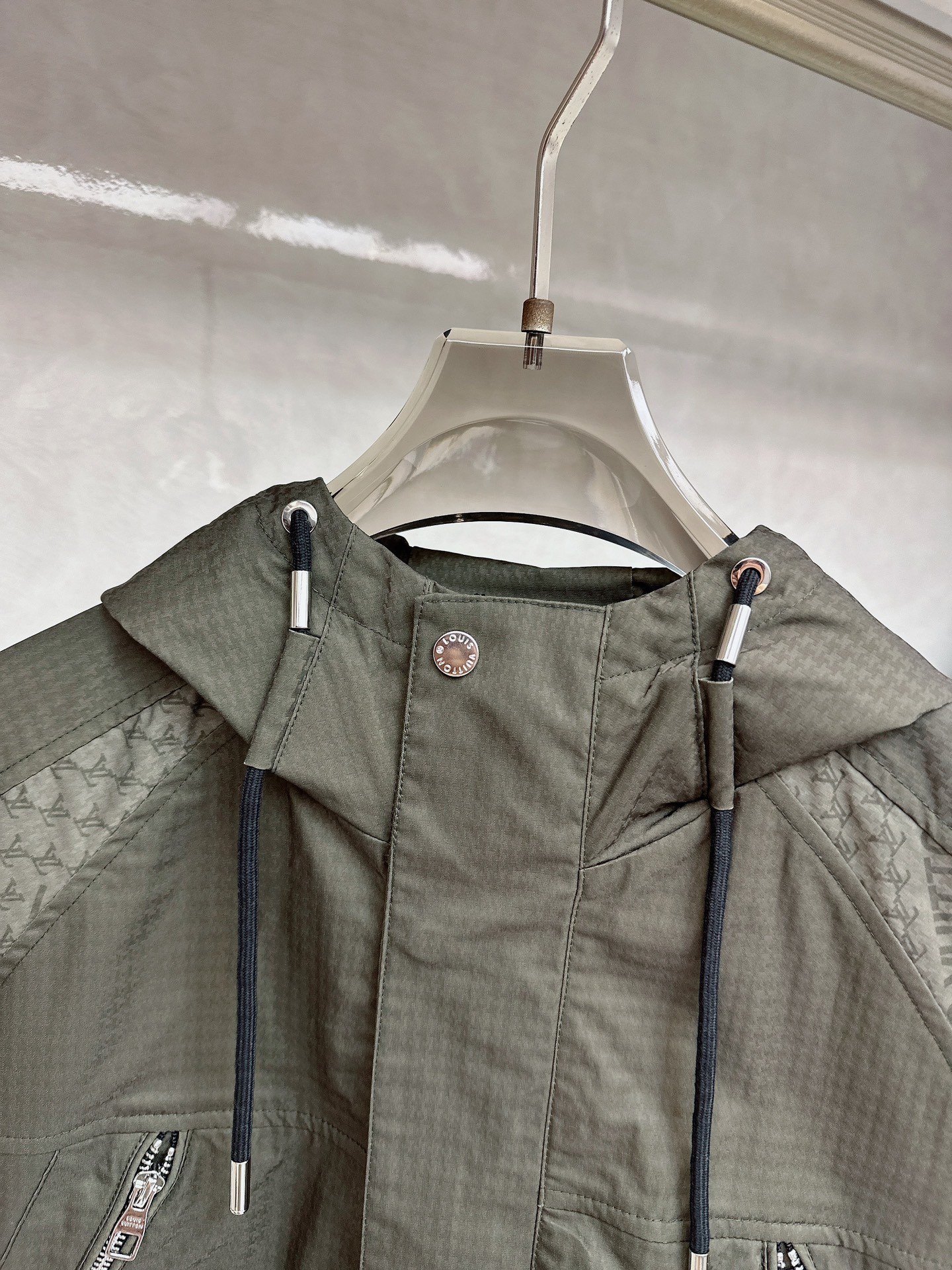 LV 秋款2025最新款时尚设计师款夹克外套.处处细节显工艺足够的高级 结构性剪裁的设计改变来展现男士多