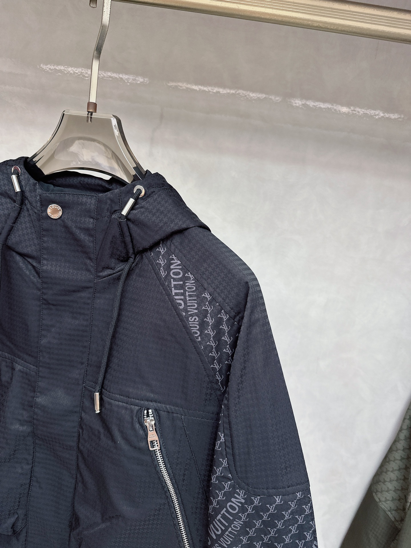 LV 秋款2025最新款时尚设计师款夹克外套.处处细节显工艺足够的高级 结构性剪裁的设计改变来展现男士多