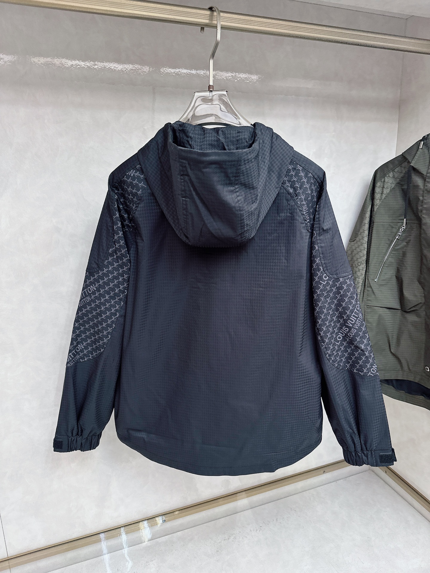 LV 秋款2025最新款时尚设计师款夹克外套.处处细节显工艺足够的高级 结构性剪裁的设计改变来展现男士多